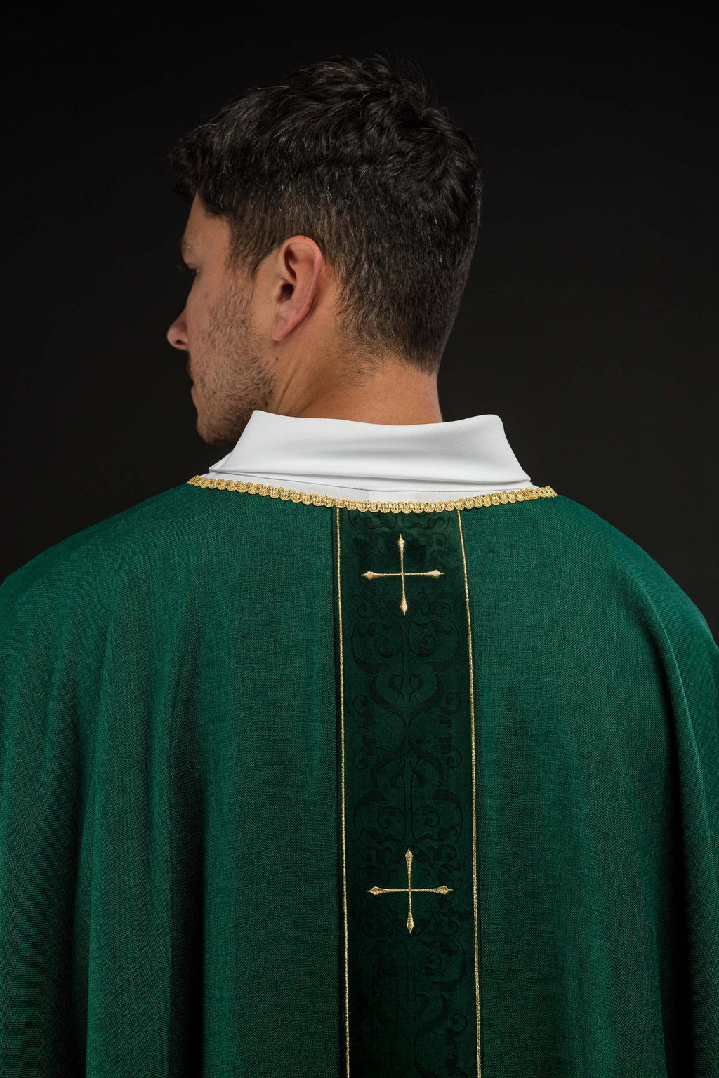 Ornat w kolorze zielonym z haftowanym pasem w krzyże - ORNATY.PL