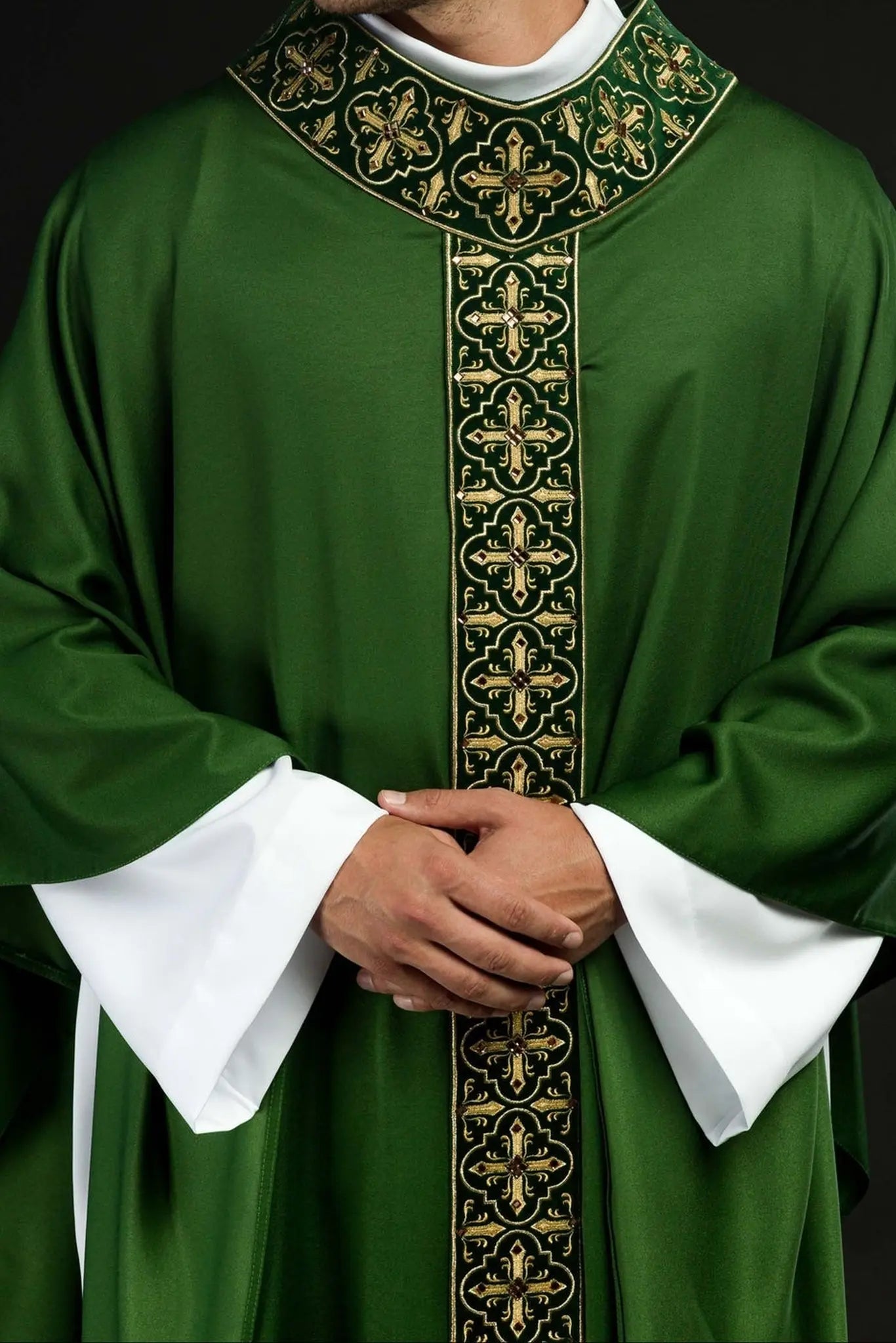 Green chasuble decorated with 500 stones with narrow band