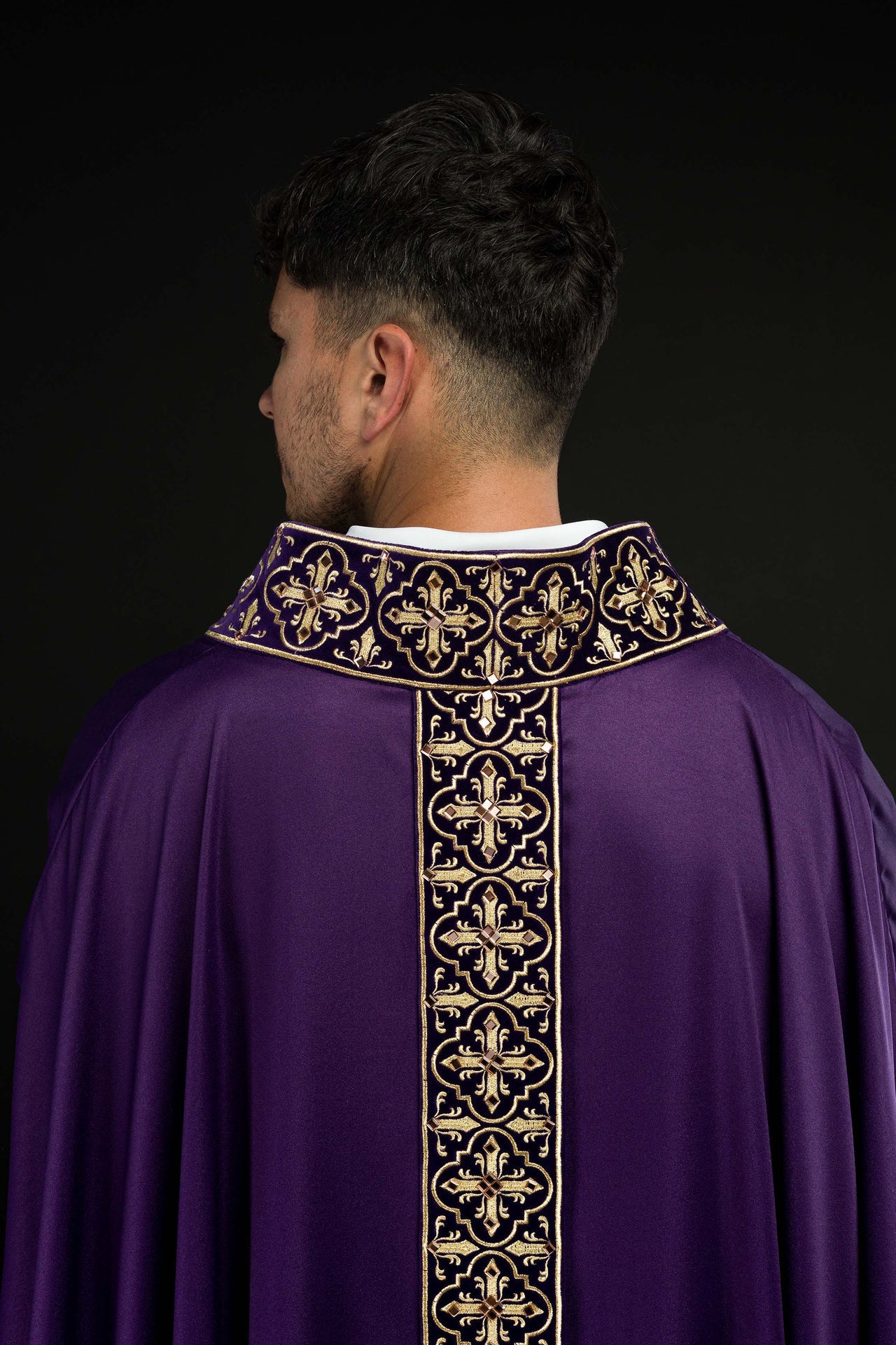 Fioletowy ornat zdobiony 500 kamieniami z wąskim pasem - ORNATY.PL