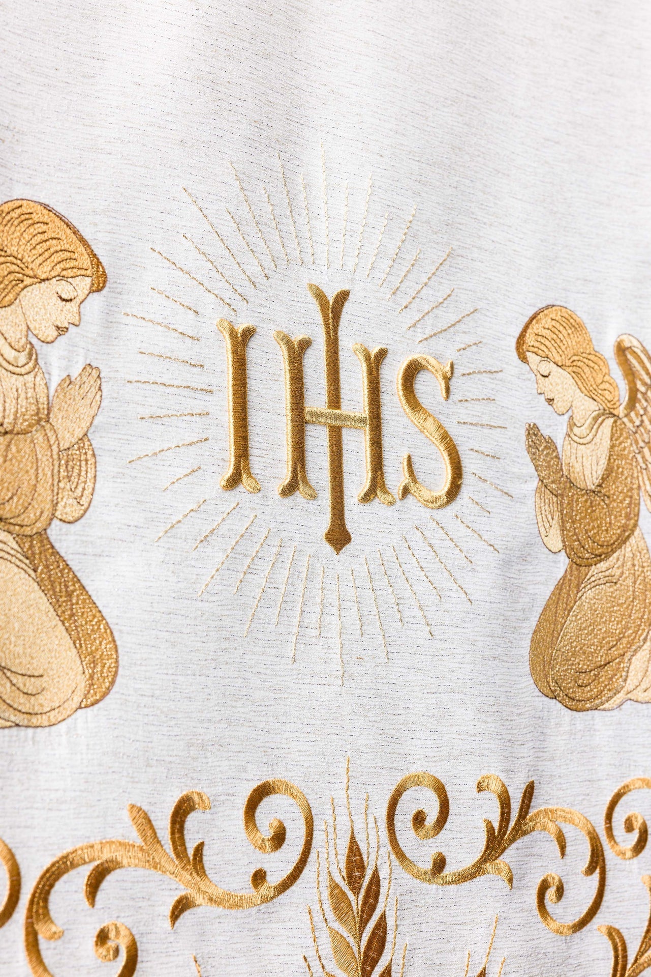 Serweta na lektorium bogato haftowana IHS ecru - ORNATY.PL