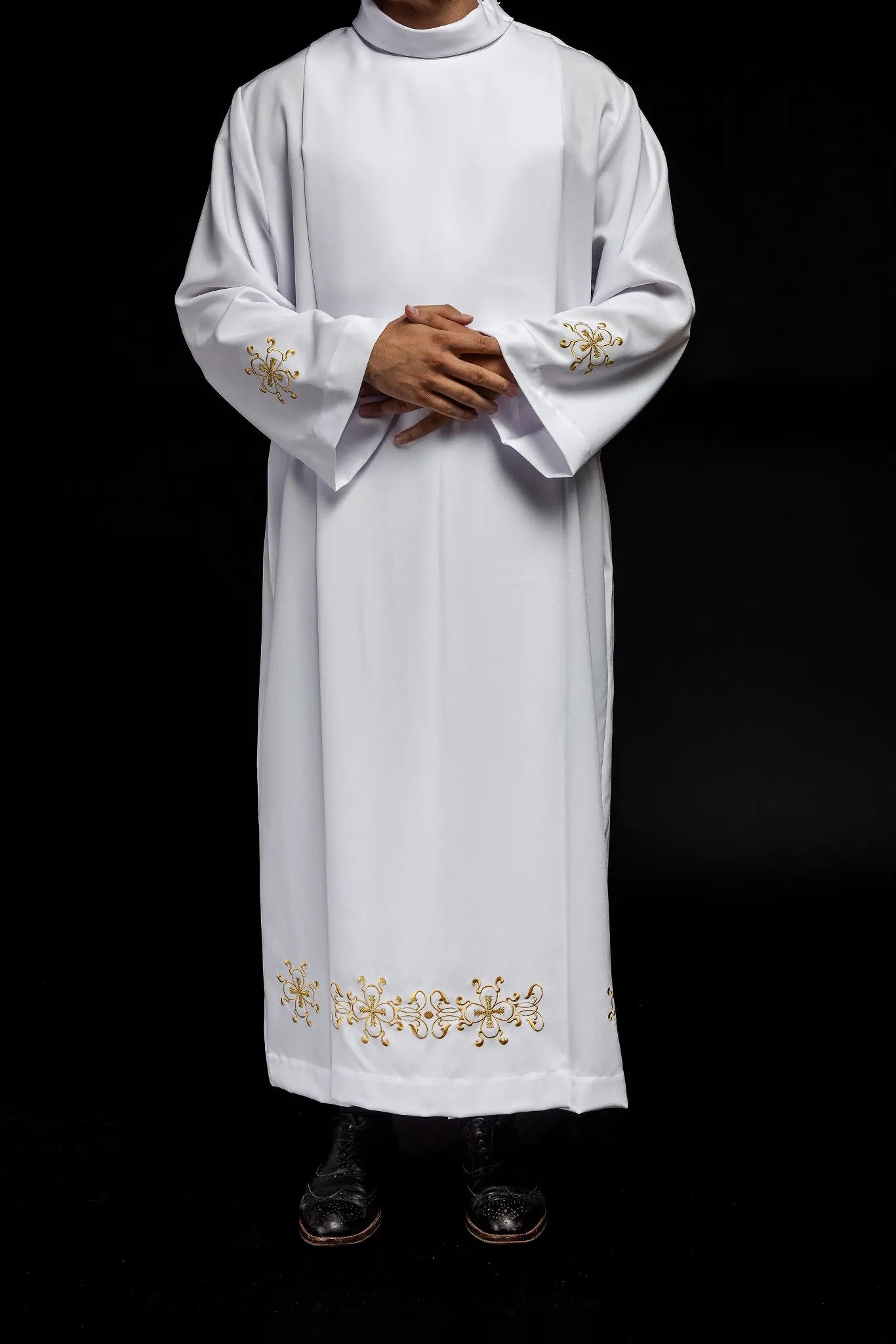 Turtleneck priest's robe decorated with embroidery white