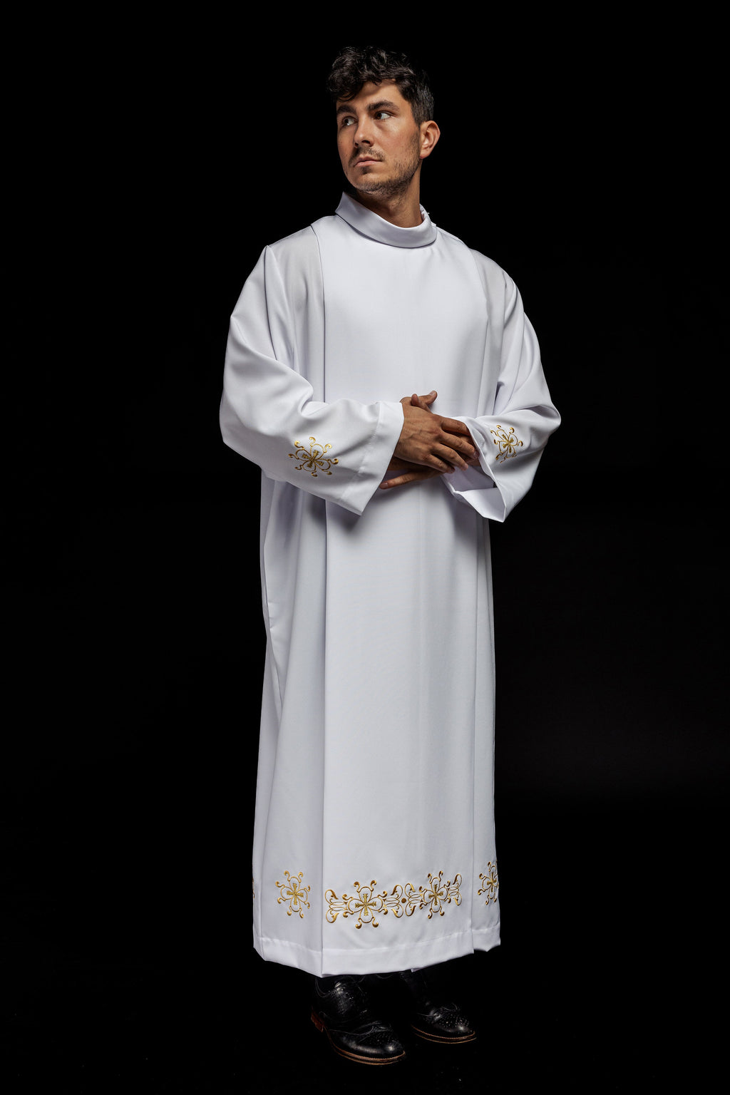 Turtleneck priest's robe decorated with embroidery white
