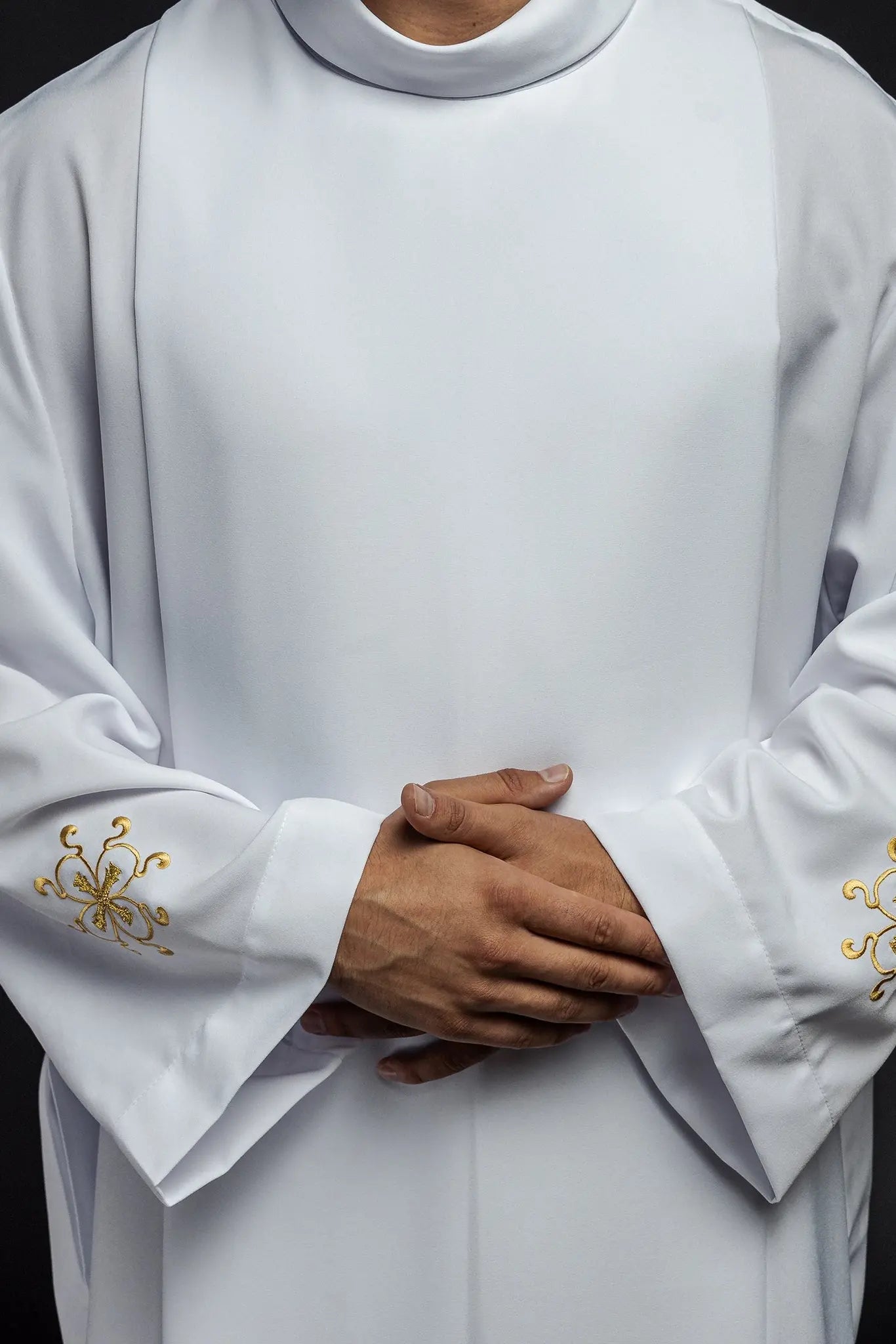 Turtleneck priest's robe decorated with embroidery white