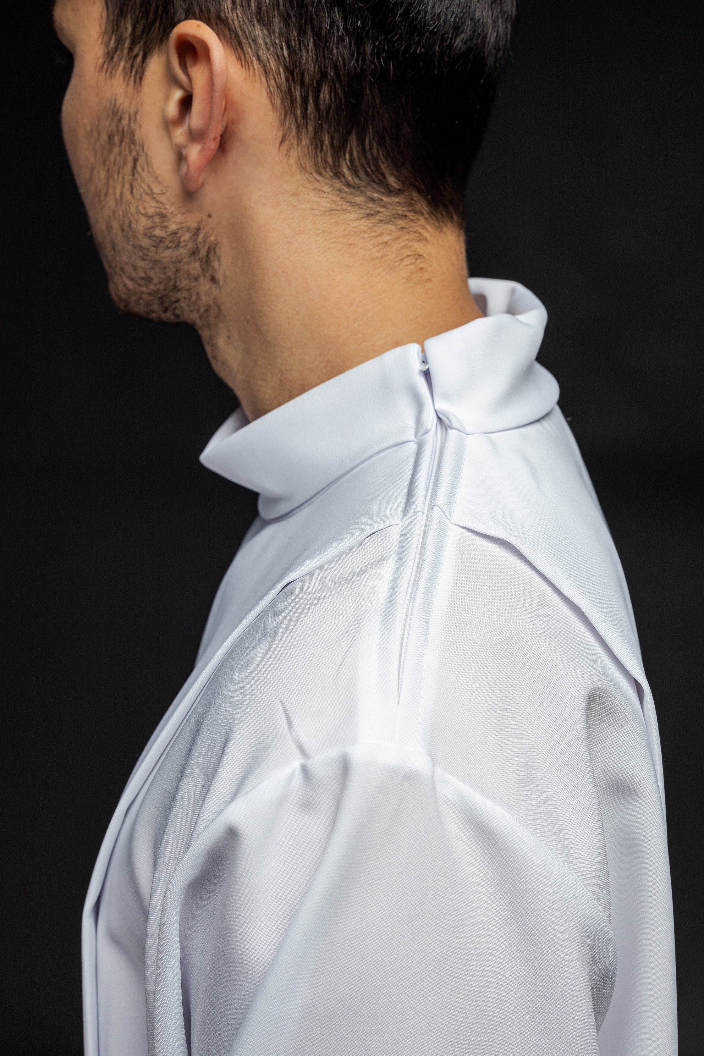 Turtleneck priest's robe decorated with embroidery white