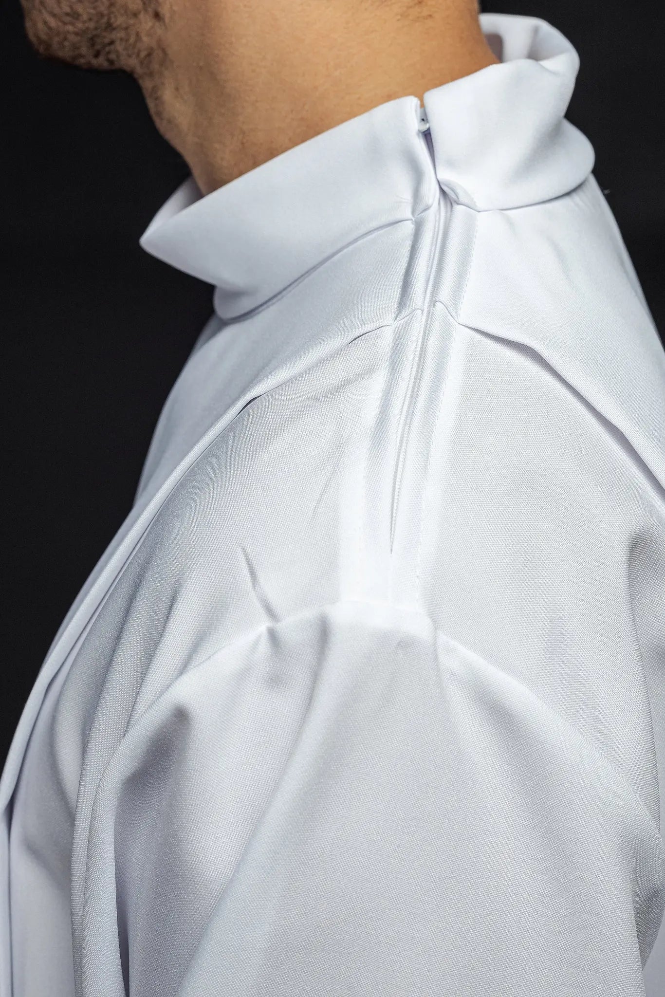Turtleneck priest's robe decorated with embroidery white