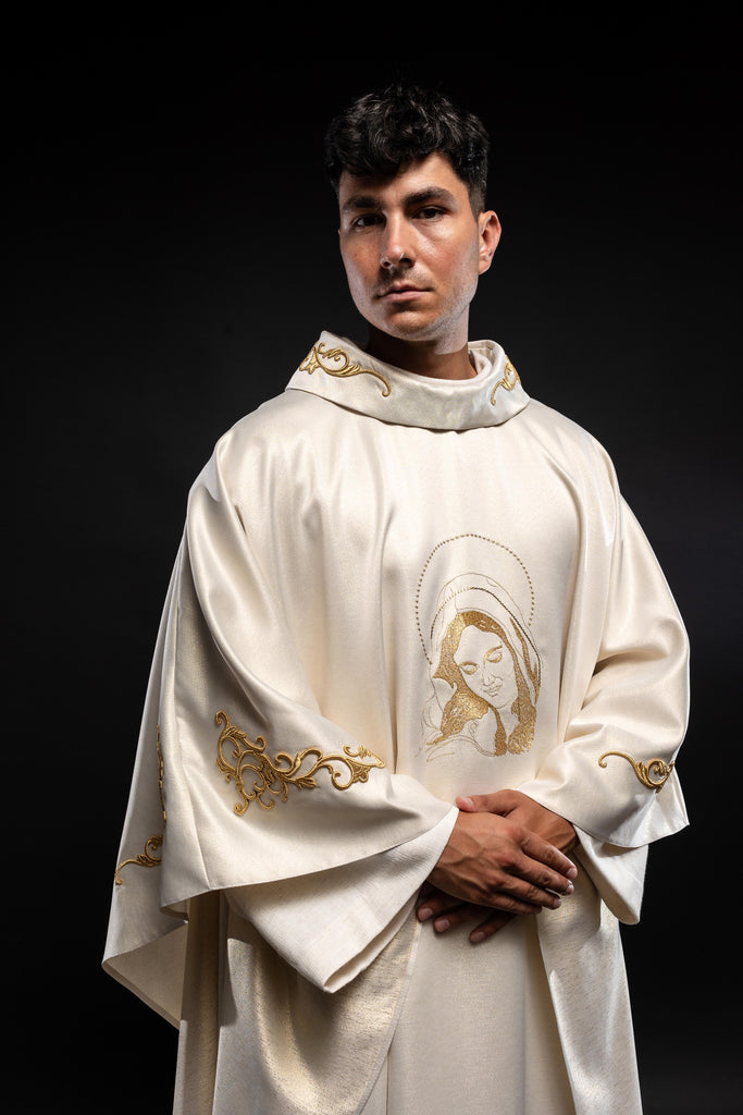 Liturgical chasuble with the image of Our Lady of Hugs