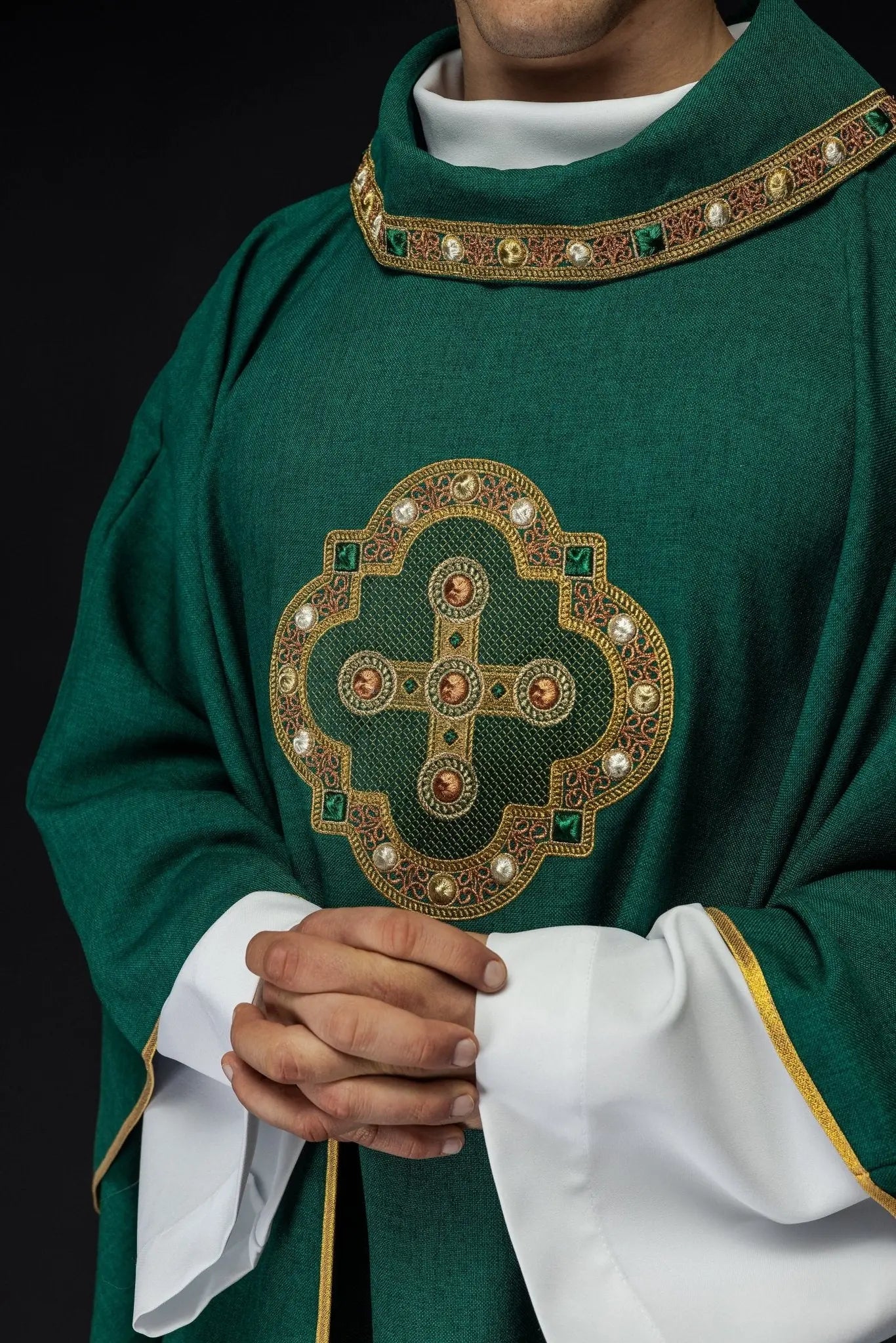 Chasuble in green with embroidered piping on the collar and around the embroidery of the cross