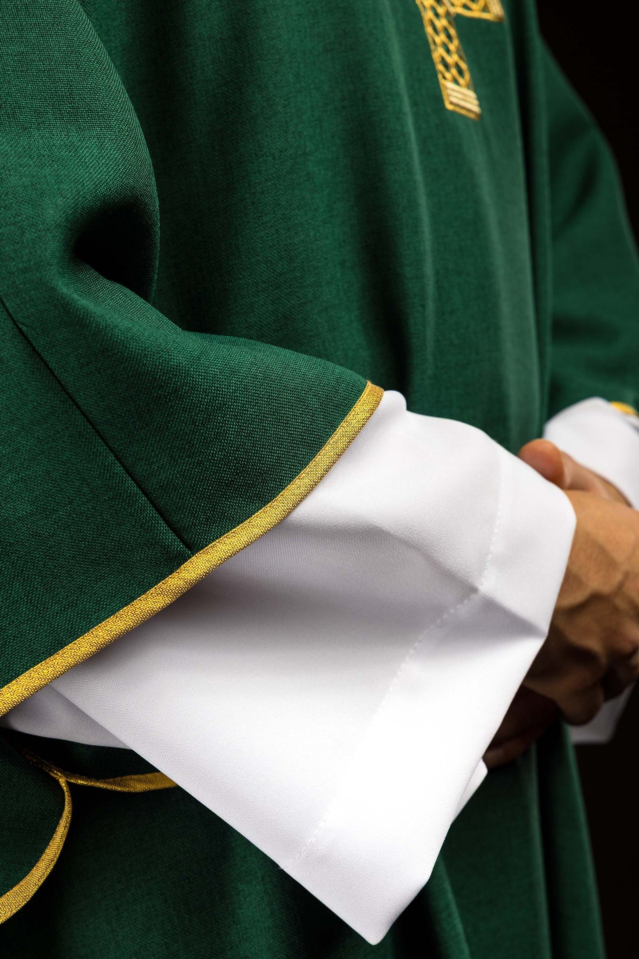 Dalmatyka z haftowanymi krzyżami i kołnierzem zielona - ORNATY.PL