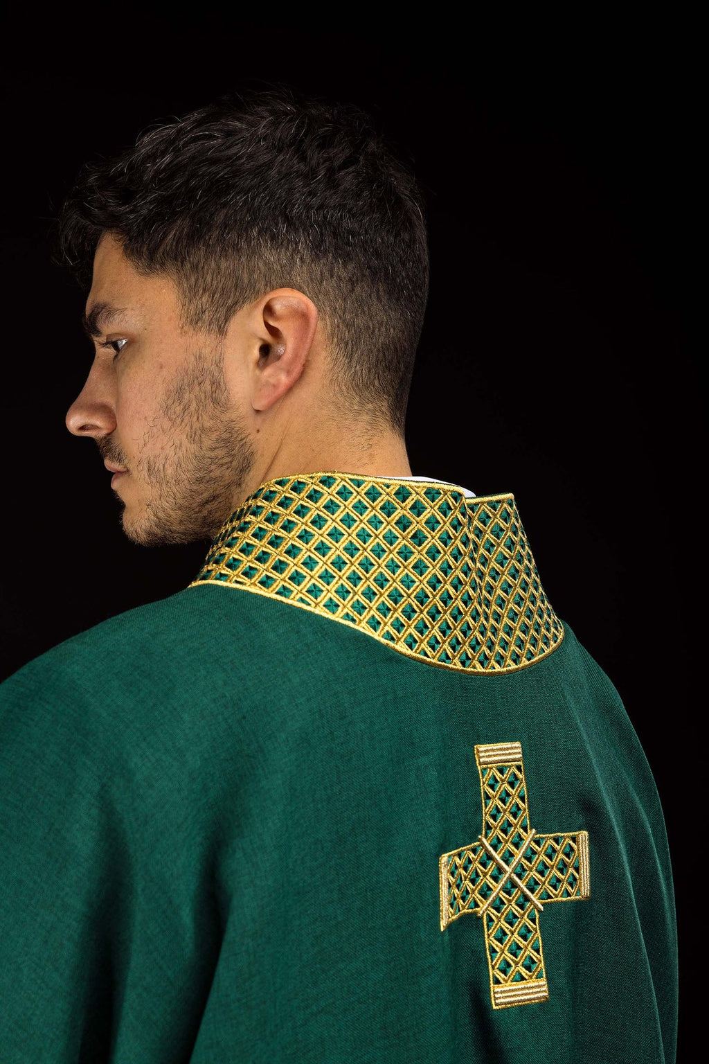 Dalmatyka z haftowanymi krzyżami i kołnierzem zielona