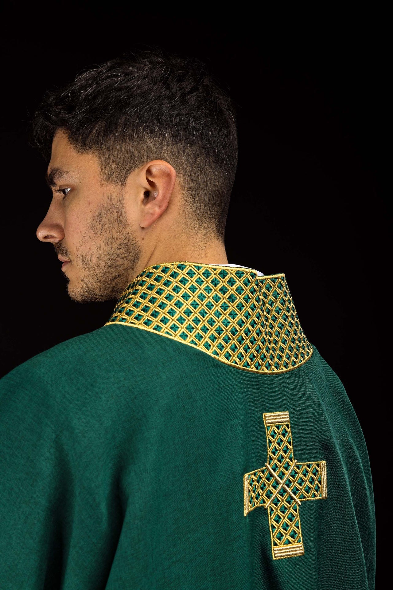 Dalmatyka z haftowanymi krzyżami i kołnierzem zielona