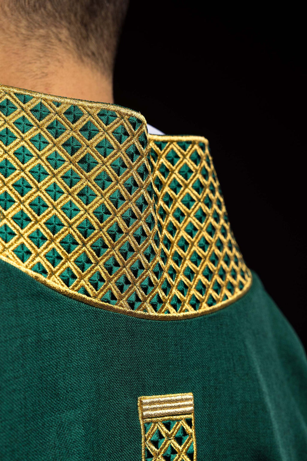 Dalmatyka z haftowanymi krzyżami i kołnierzem zielona - ORNATY.PL