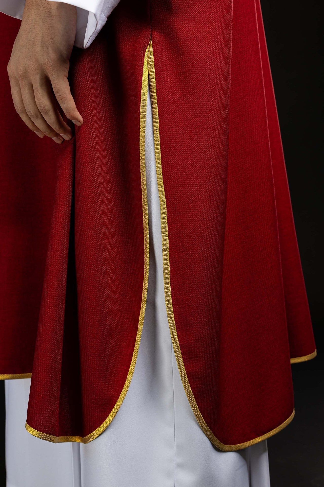 Dalmatyka z haftowanymi krzyżami i kołnierzem czerwona - ORNATY.PL