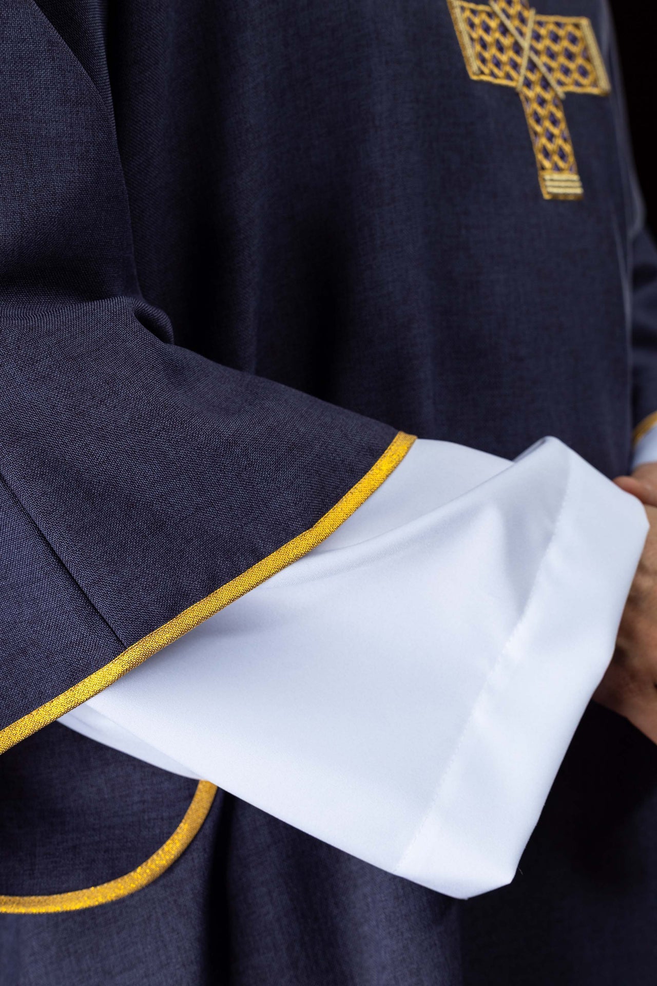 Dalmatyka z haftowanymi krzyżami i kołnierzem fioletowa - ORNATY.PL