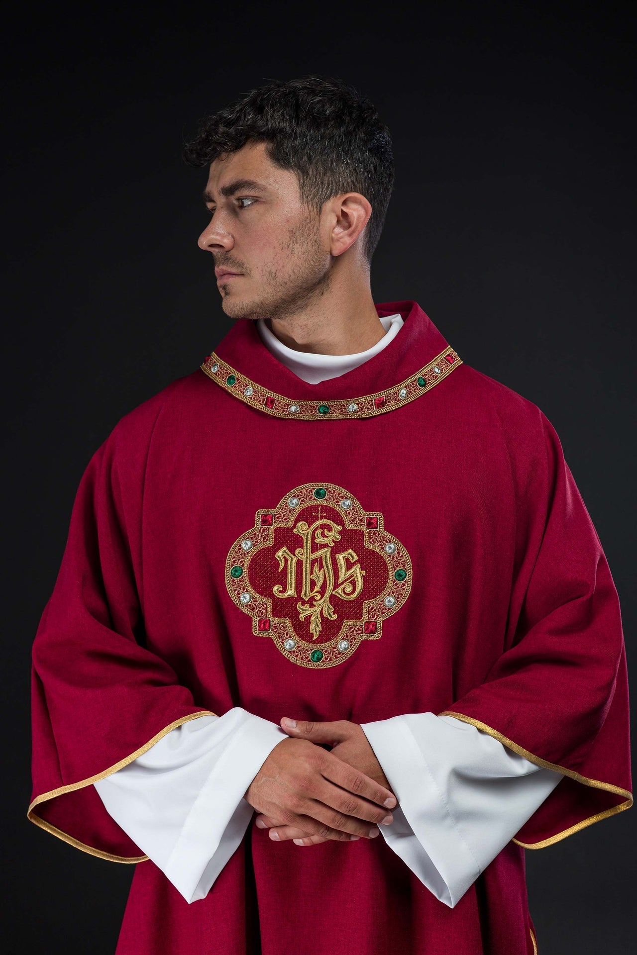 Dalmatyka z symbolem IHS i kołnierzem w kolorze czerwonym - ORNATY.PL