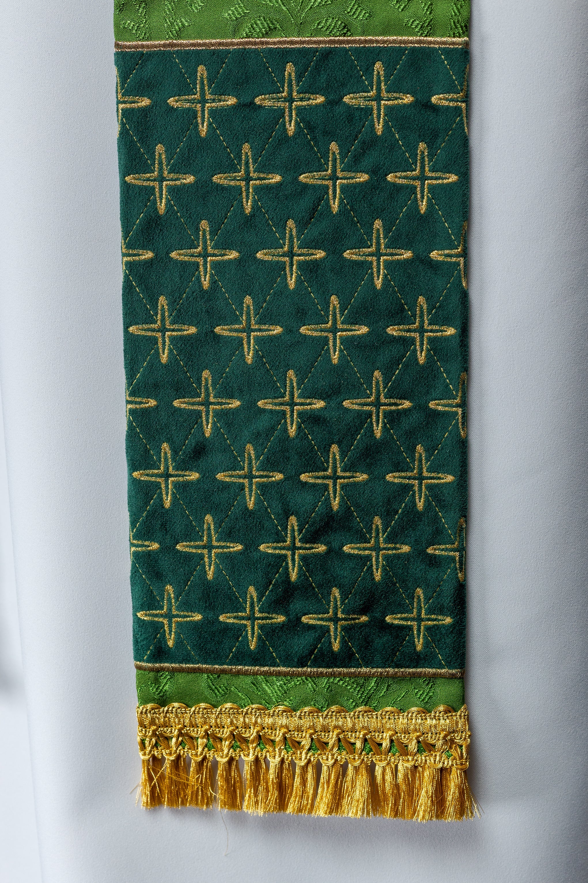 Embroidered jacquard stole with cross motifs green