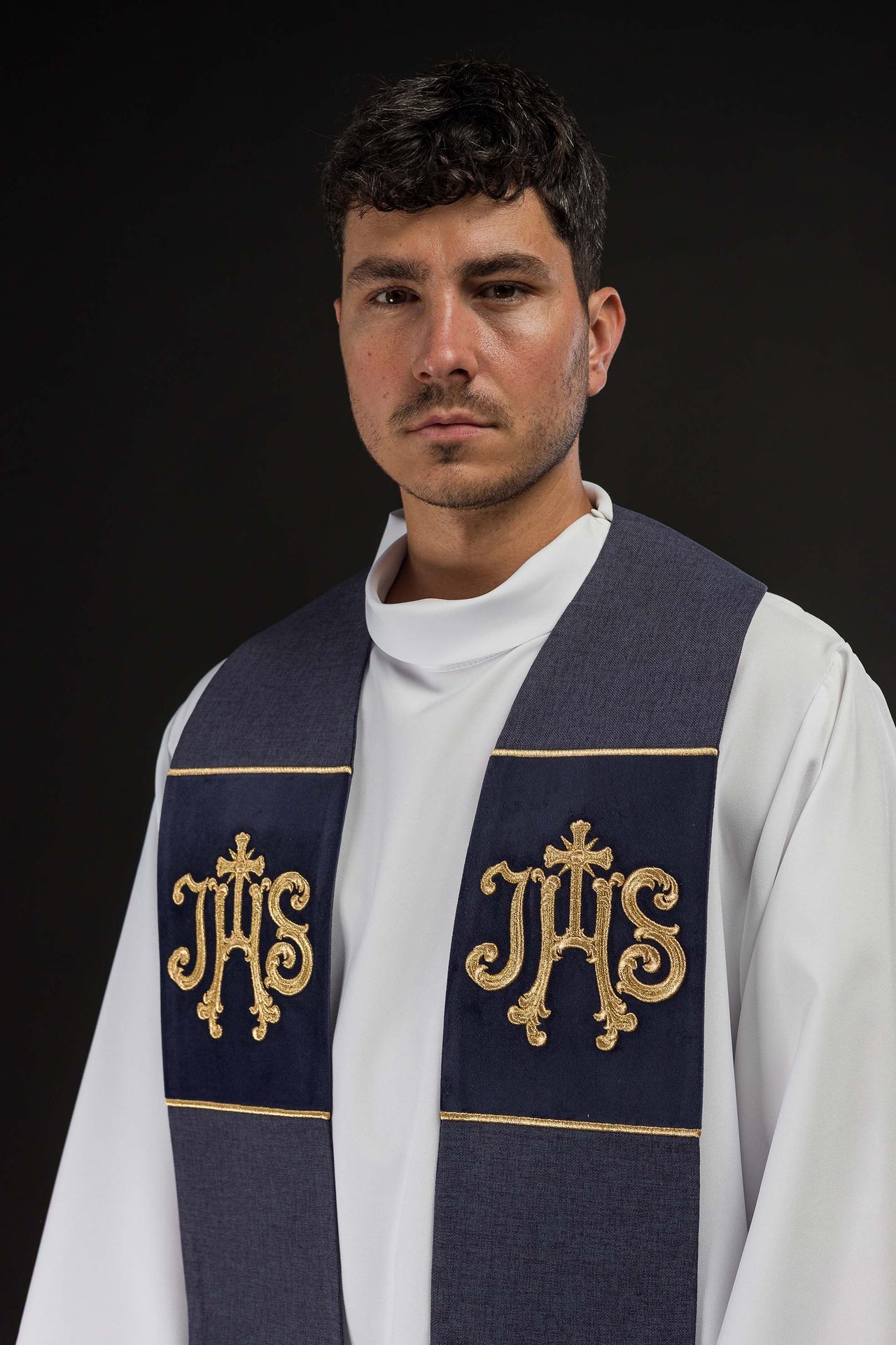 Stuła haftowana aksamitna z motywem IHS fioletowa - ORNATY.PL