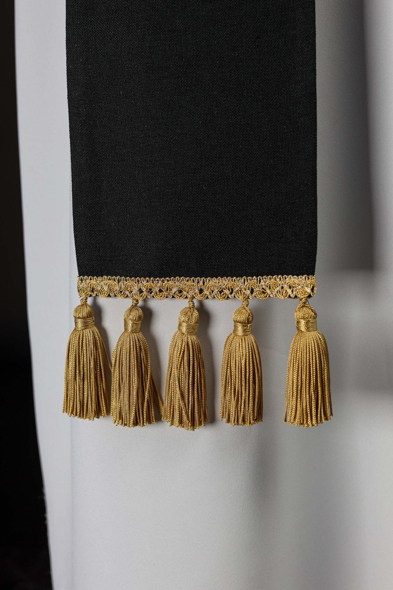 Stuła haftowana z motywem IHS czarna - ORNATY.PL