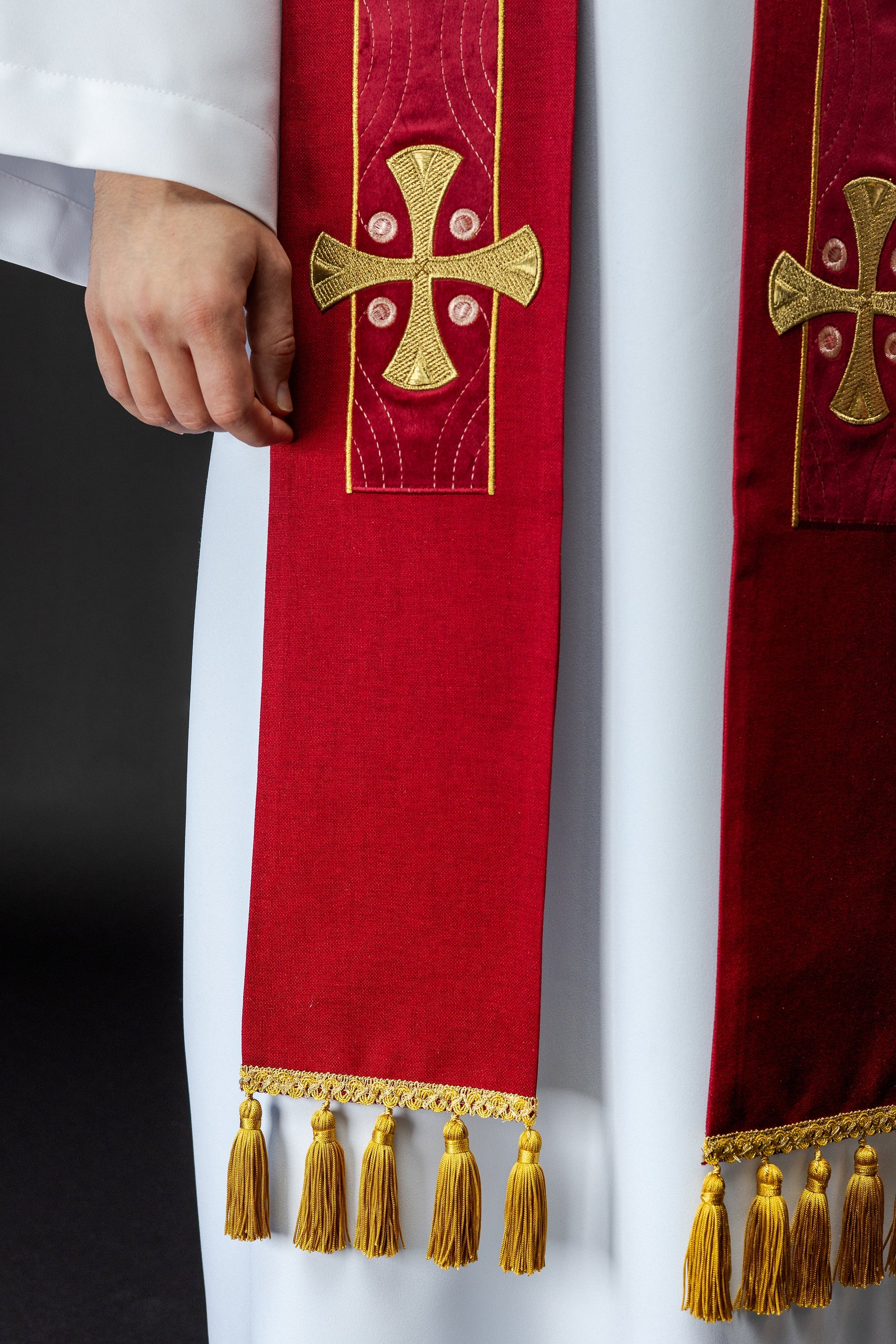 Embroidered stole with crosses red