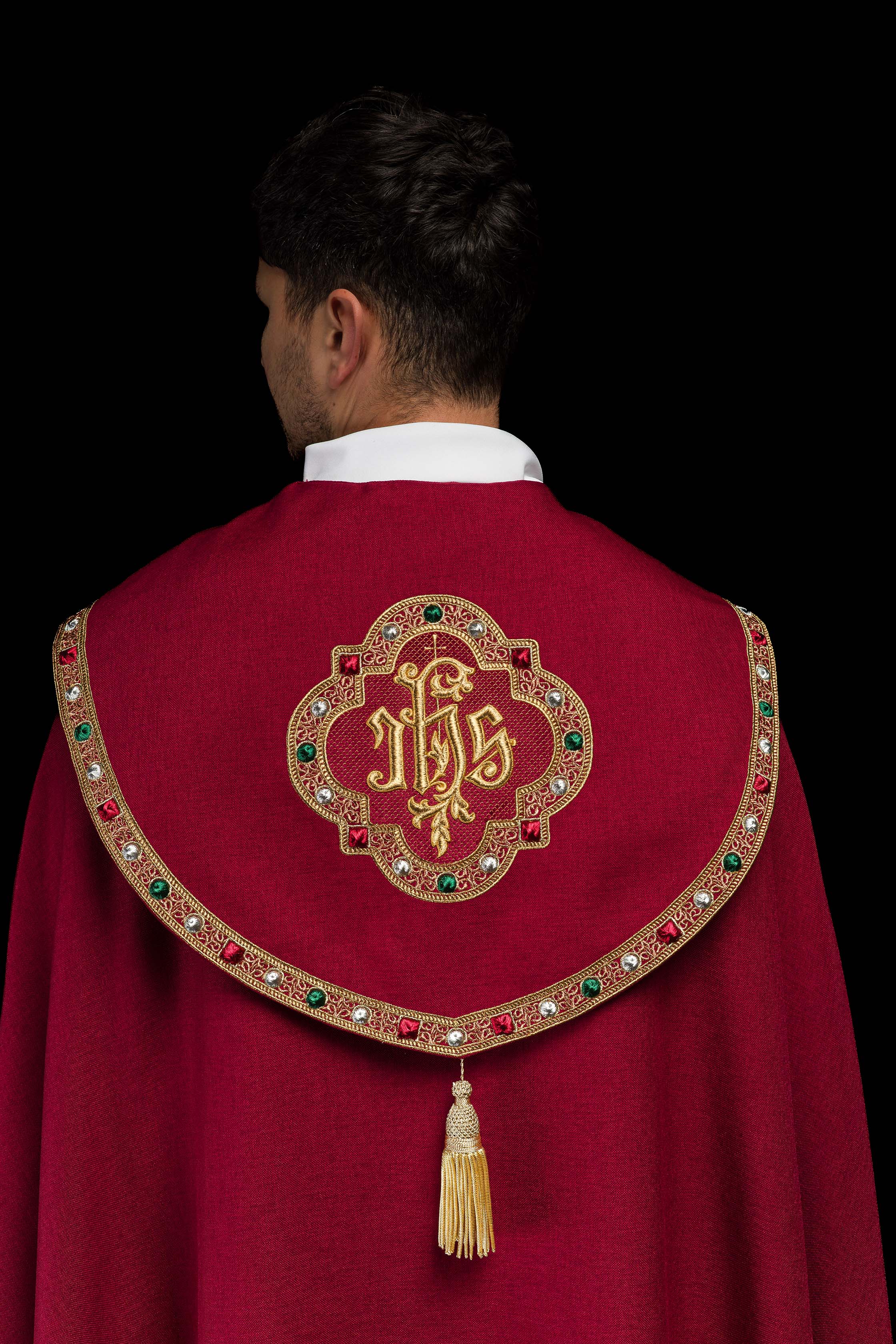Czerwona kapa liturgiczna z złotym IHS - ORNATY.PL