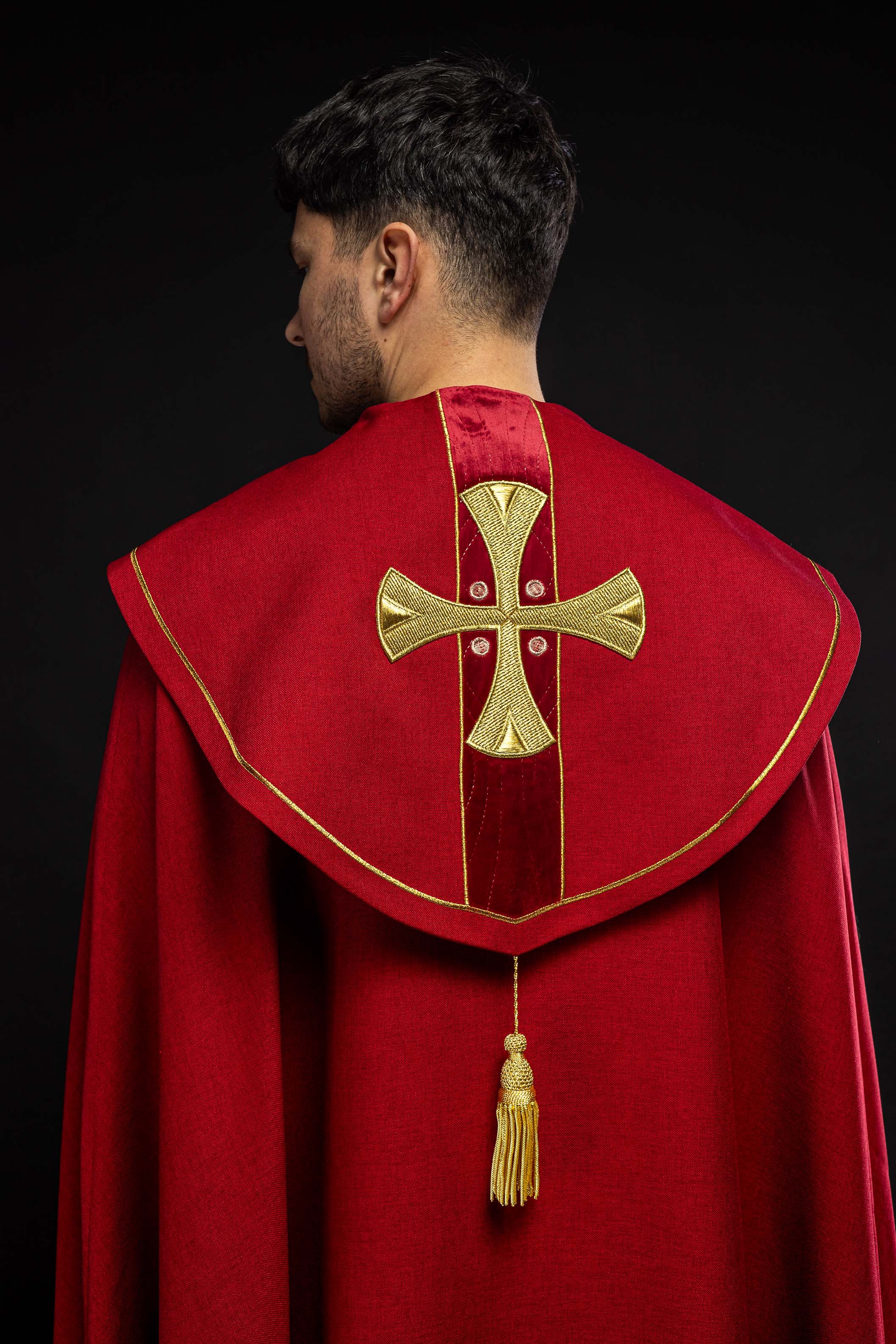 Kapa w haftowane złote krzyże z czerwonym aksamitem - ORNATY.PL