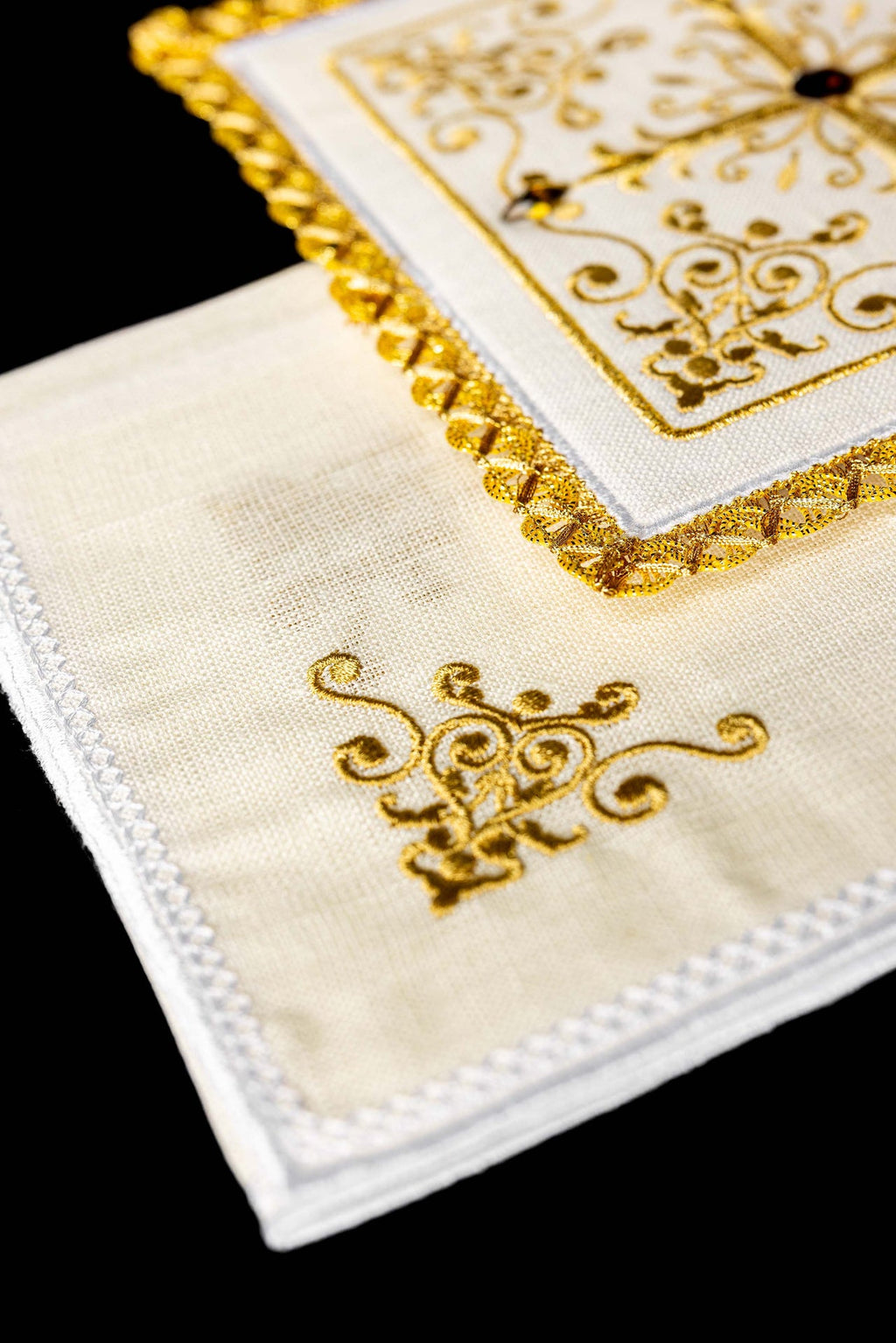 Bogato zdobiony lniany komplet kielichowy z haftem krzyża - ORNATY.PL