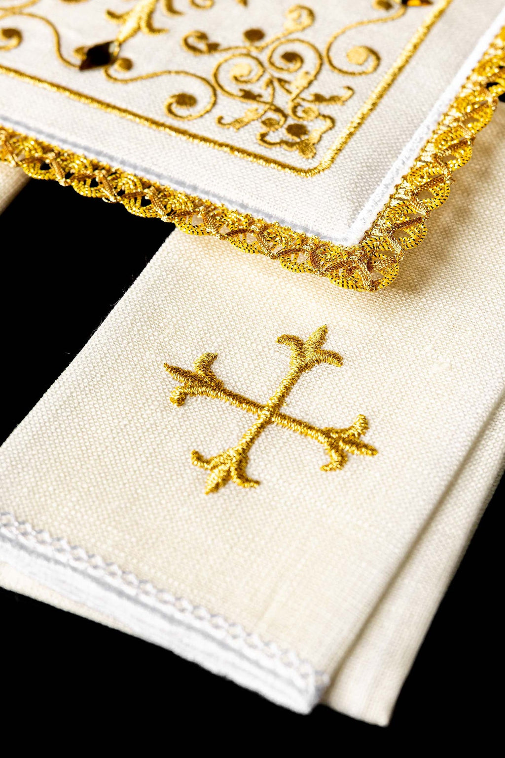 Bogato zdobiony lniany komplet kielichowy z haftem krzyża - ORNATY.PL