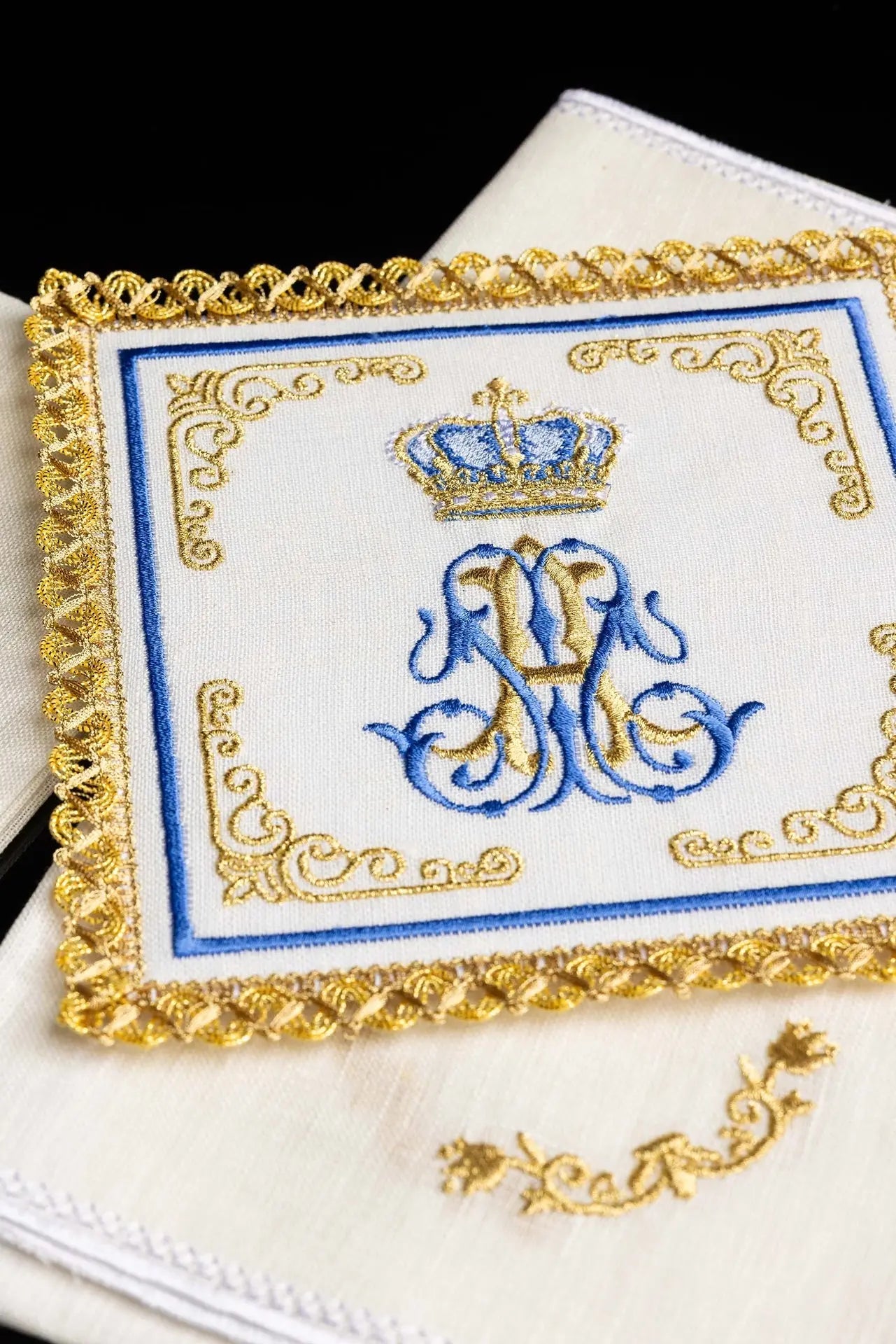 Linen cup set with embroidery with Marian motif