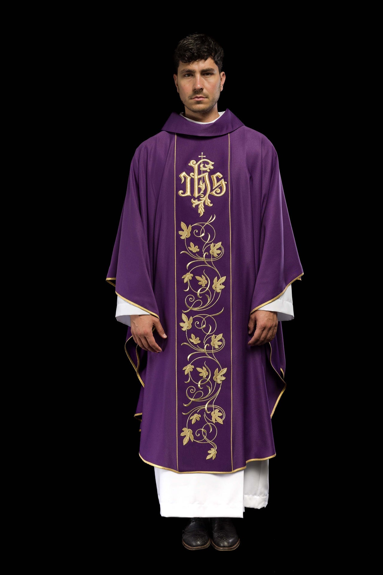 Fioletowy ornat liturgiczny z bogato zdobionym pasem motywem florystycznym i IHS - ORNATY.PL