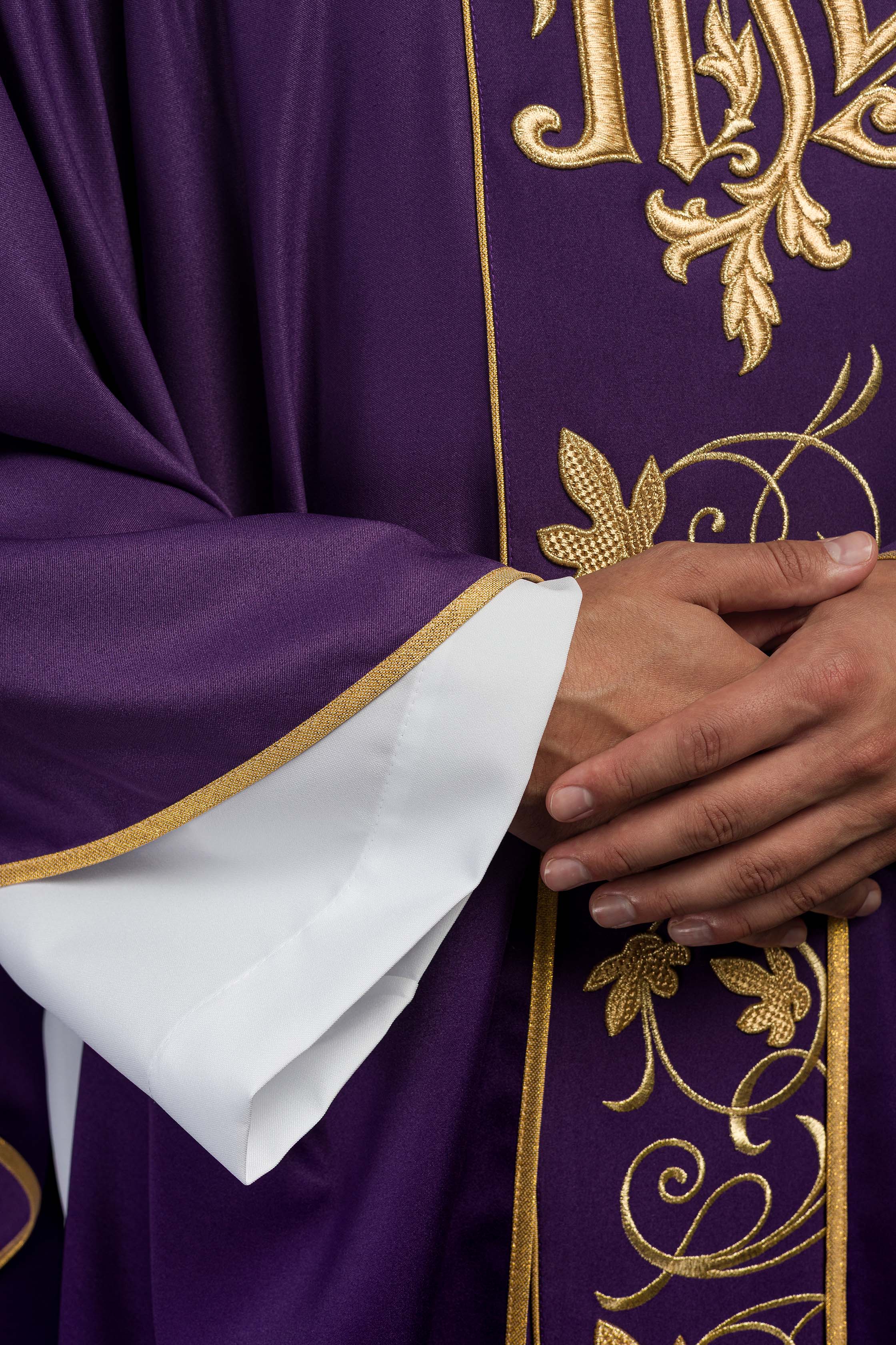 Fioletowy ornat liturgiczny z bogato zdobionym pasem motywem florystycznym i IHS - ORNATY.PL