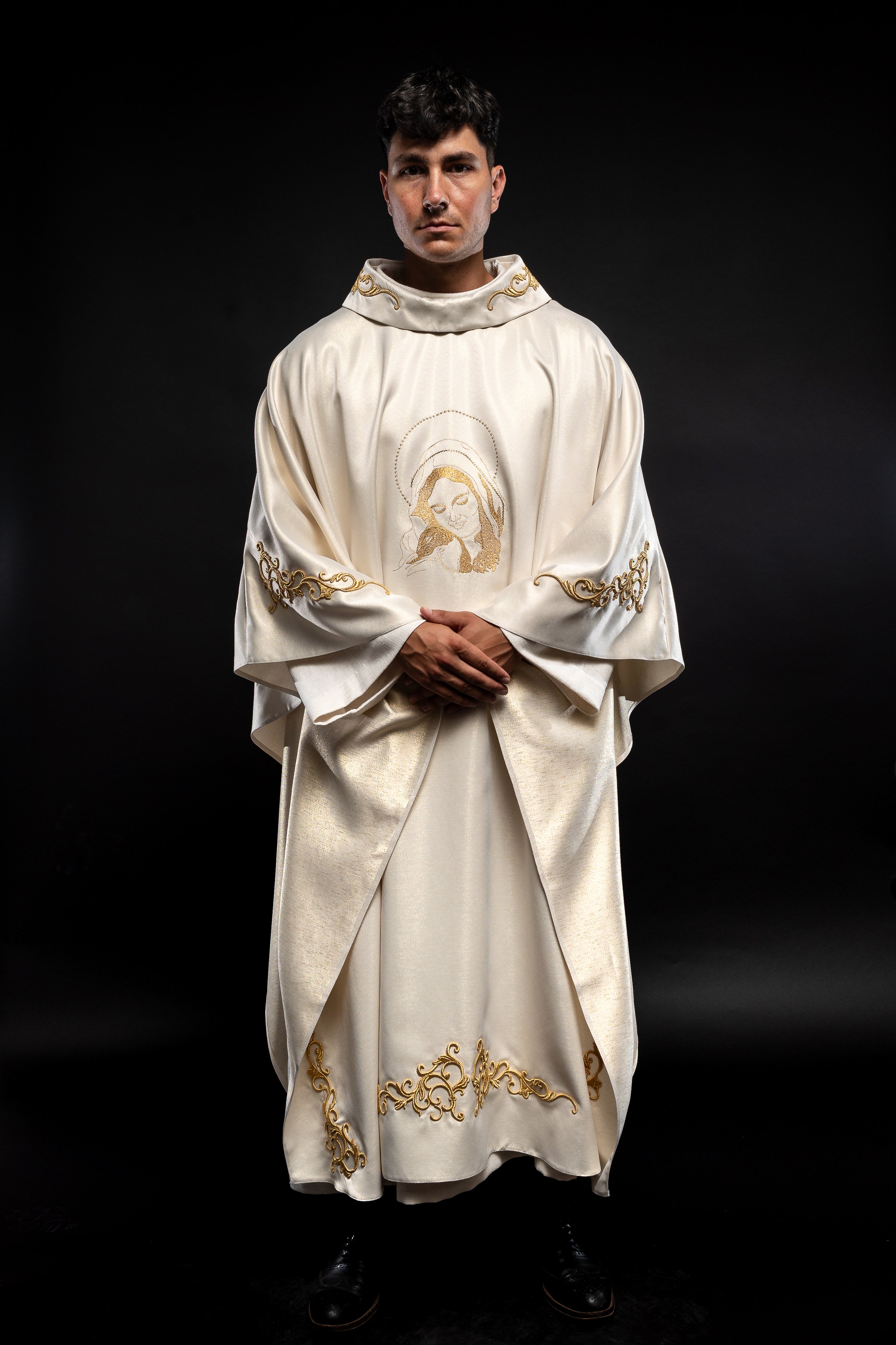 Liturgical chasuble with the image of Our Lady of Hugs