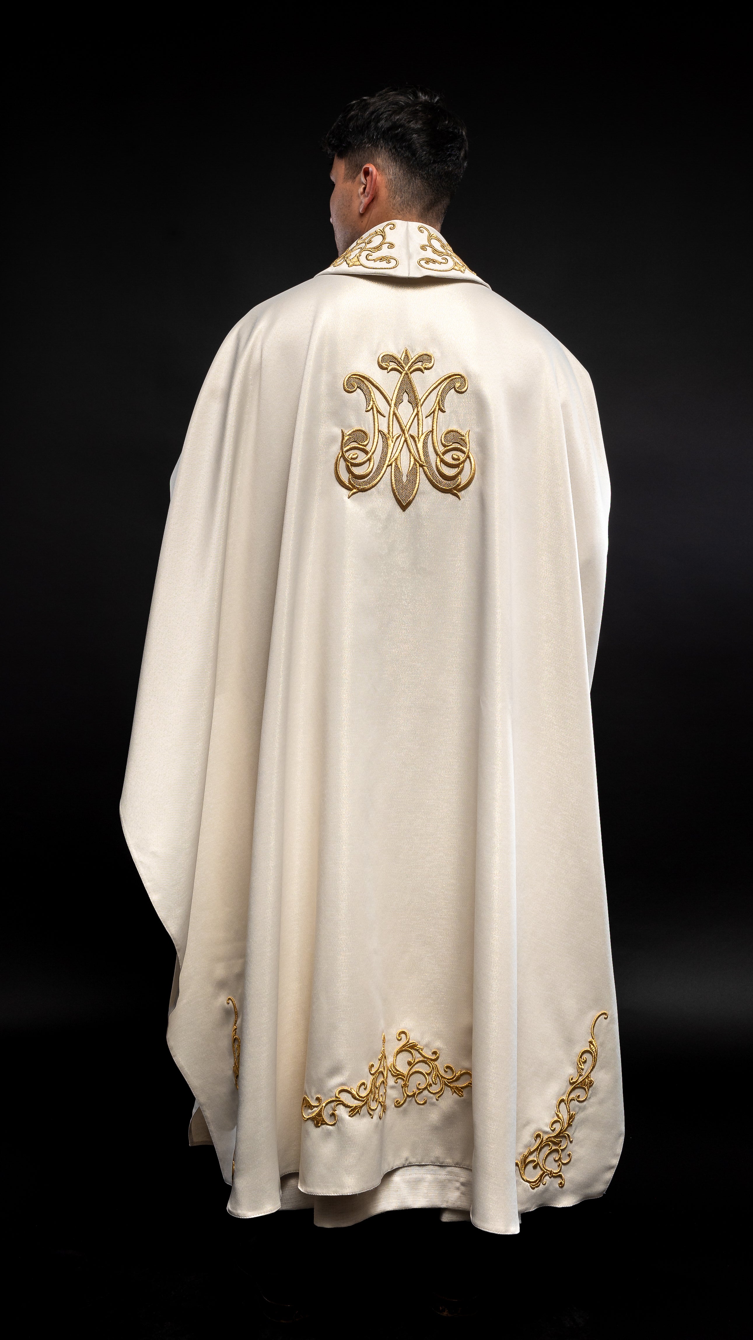 Liturgical chasuble with the image of Our Lady of Hugs