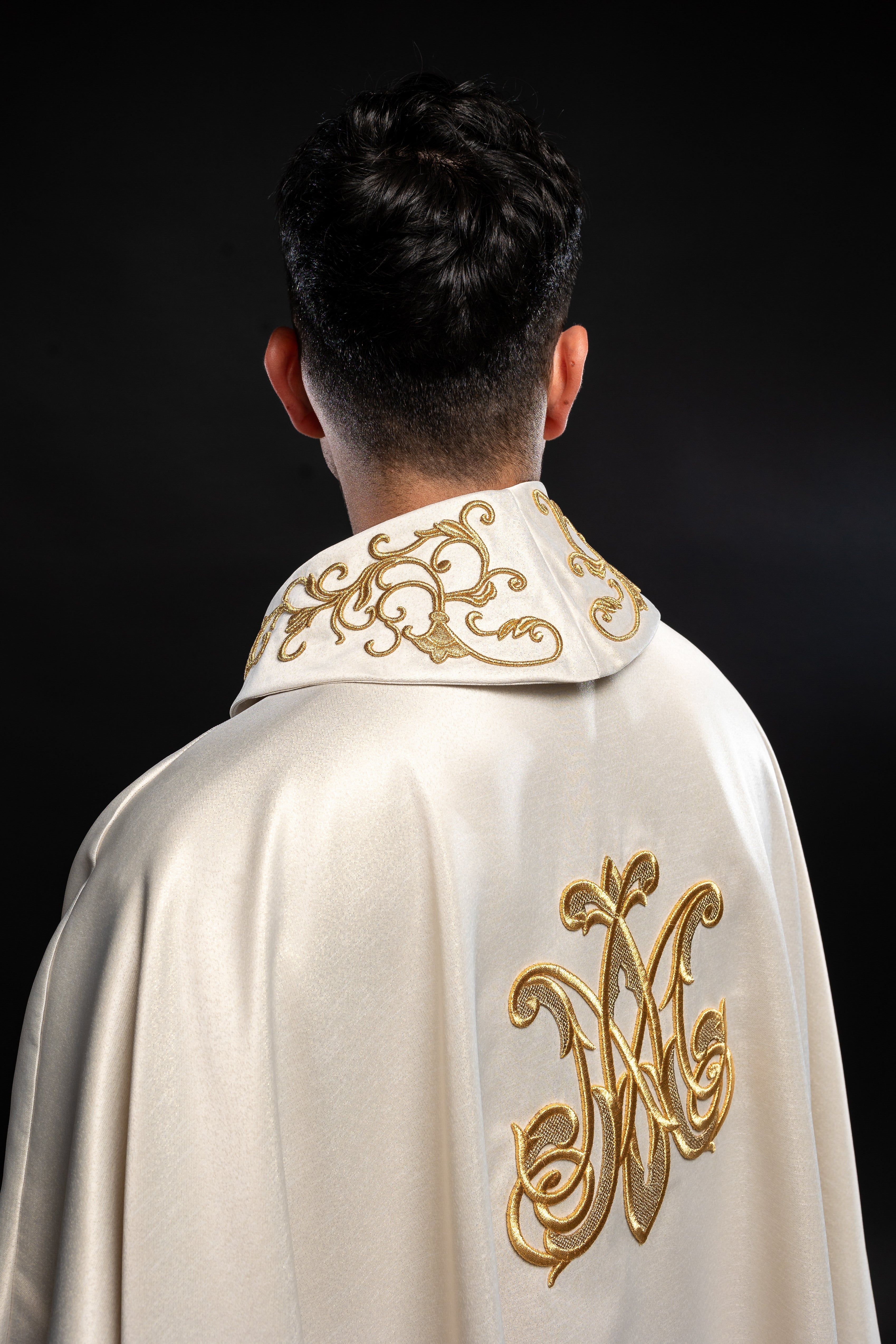 Liturgical chasuble with the image of Our Lady of Hugs