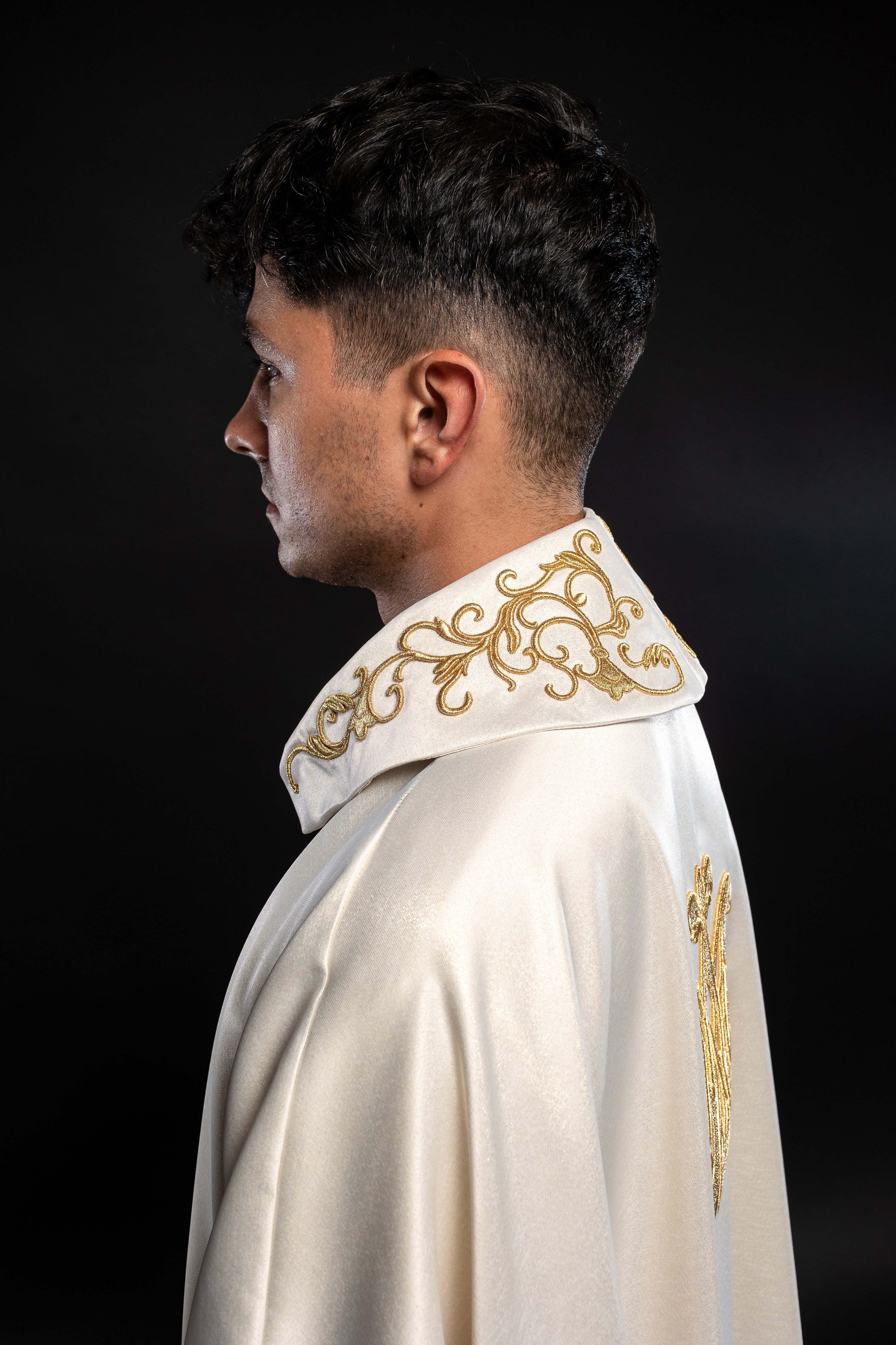 Liturgical chasuble with the image of Our Lady of Hugs