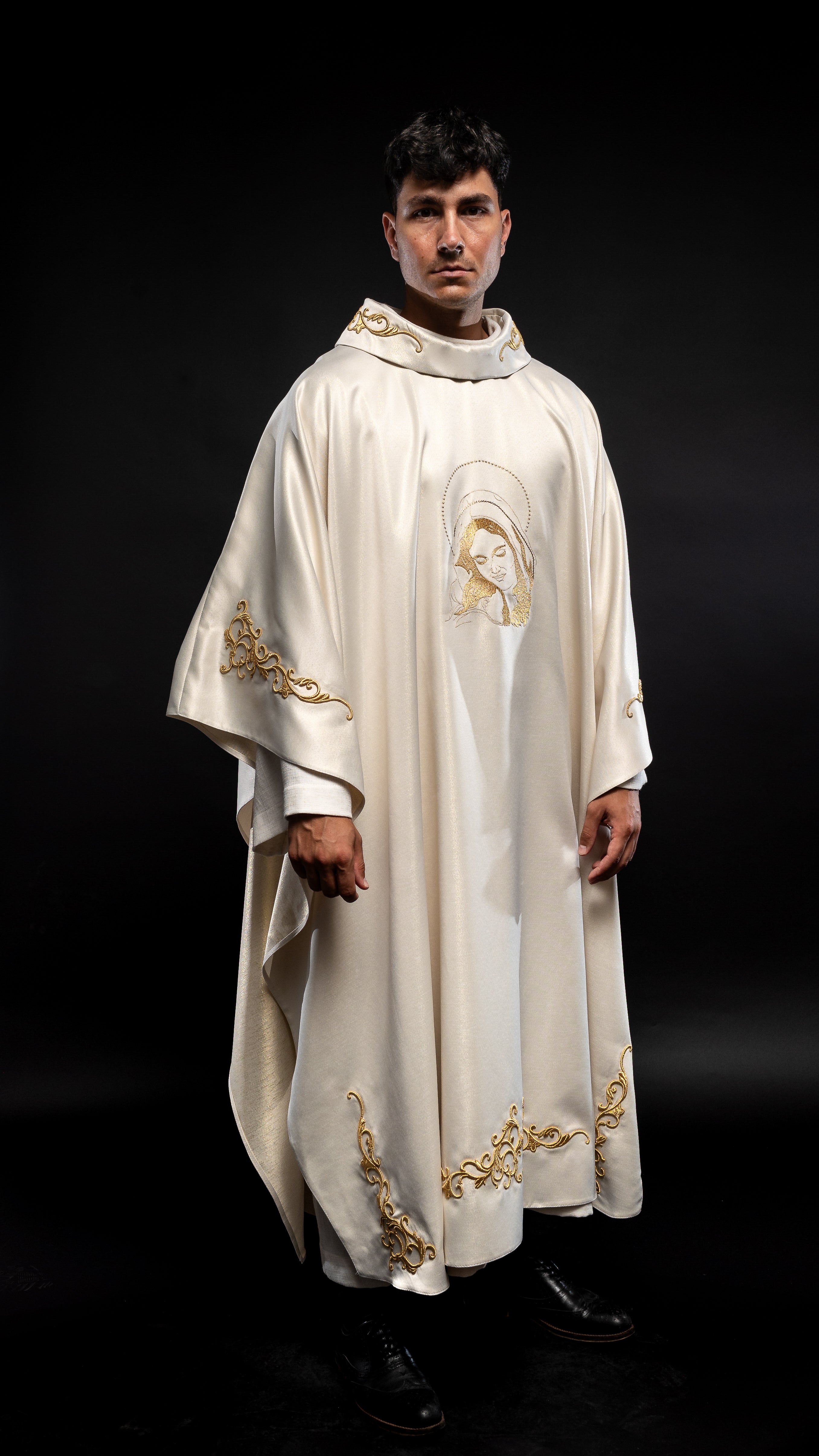 Liturgical chasuble with the image of Our Lady of Hugs