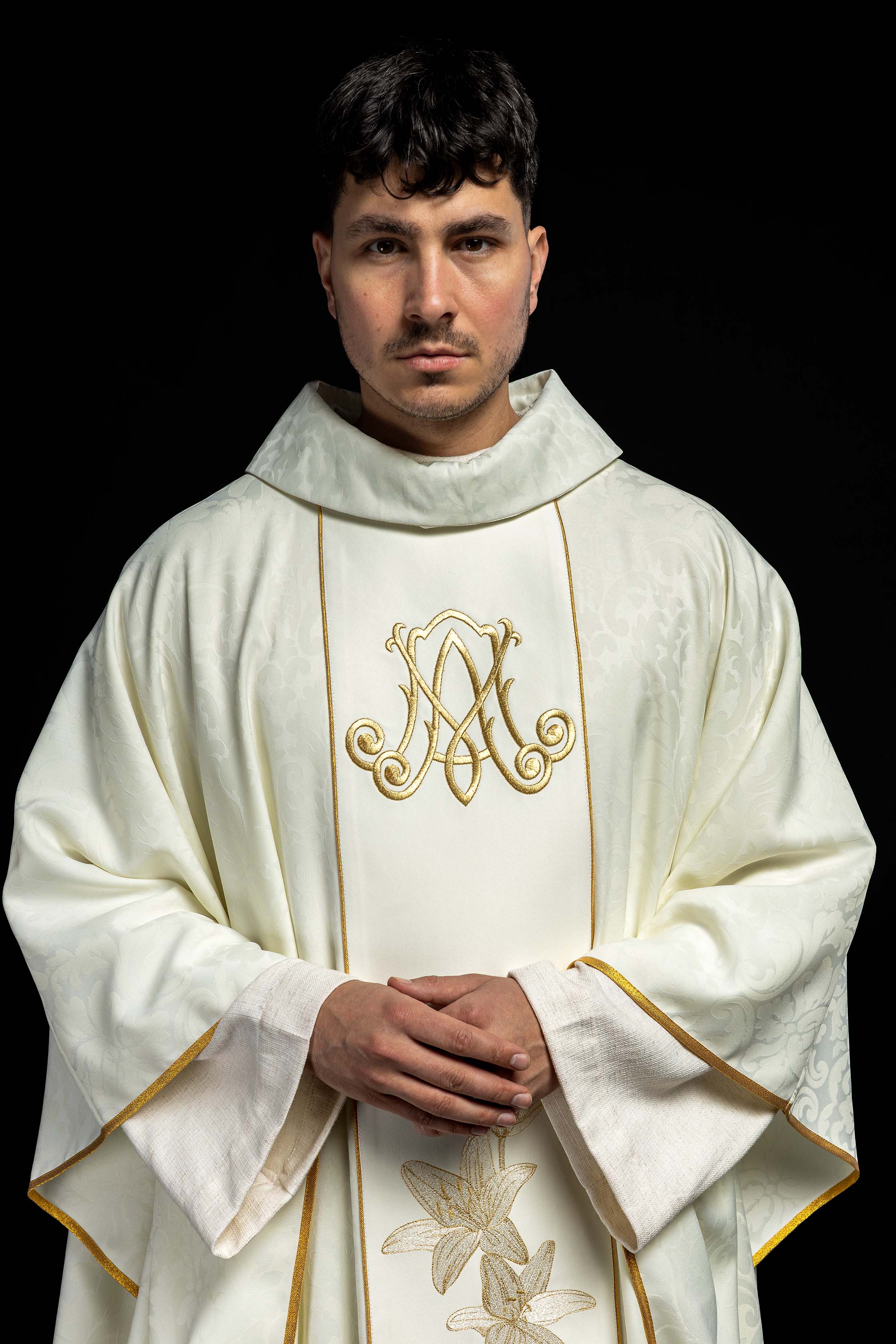 Maryjny Ornat liturgiczny z haftowanymi liliami - ORNATY.PL