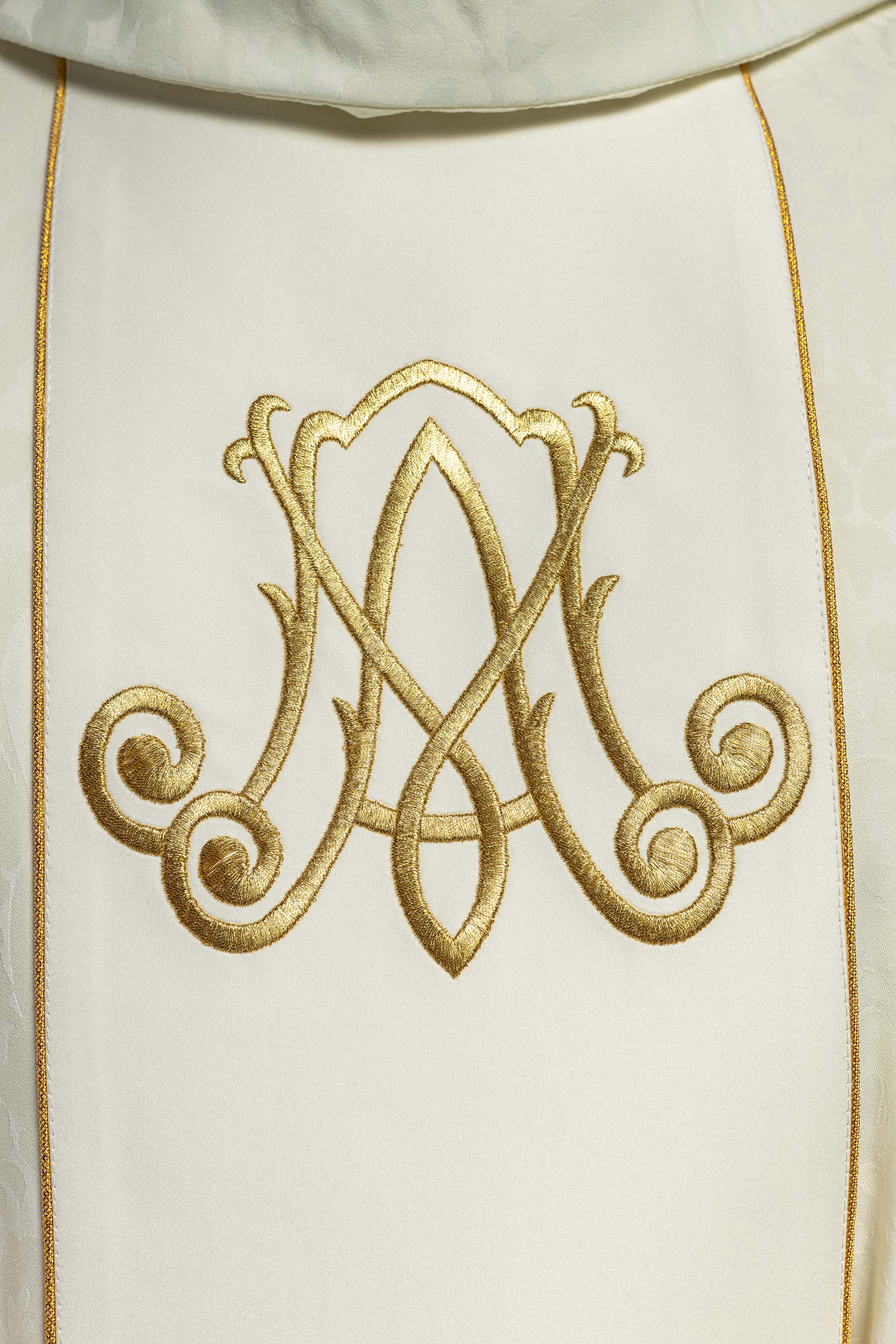 Maryjny Ornat liturgiczny z haftowanymi liliami - ORNATY.PL