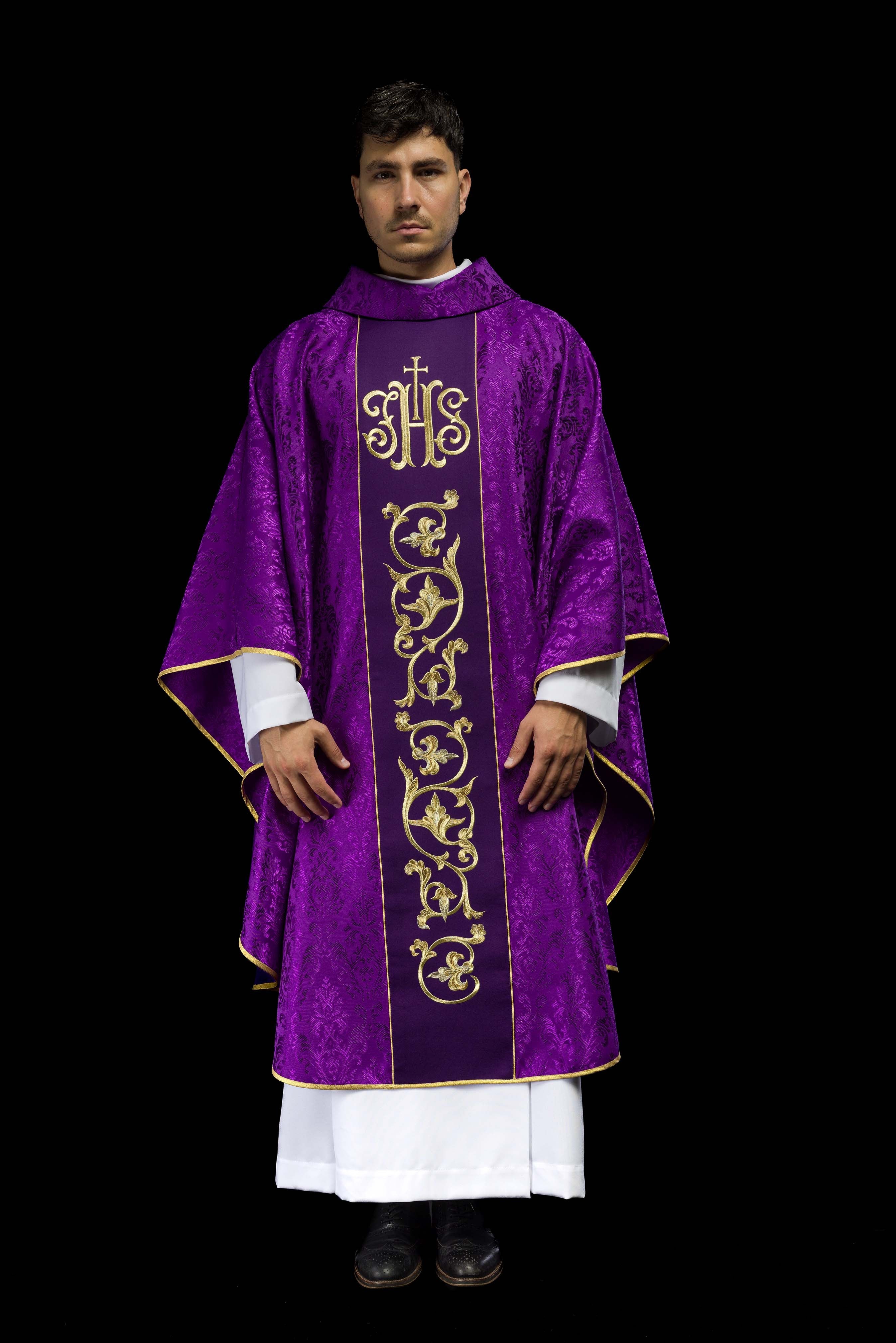Fioletowy Ornat liturgiczny z bogato zdobionym pasem IHS - ORNATY.PL