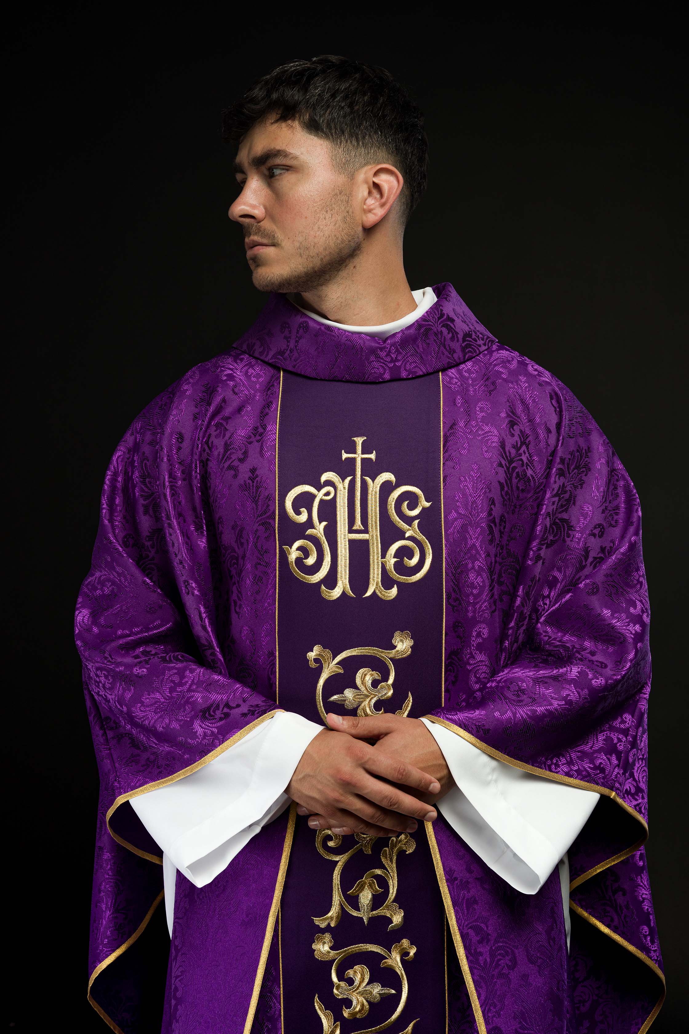 Fioletowy Ornat liturgiczny z bogato zdobionym pasem IHS - ORNATY.PL