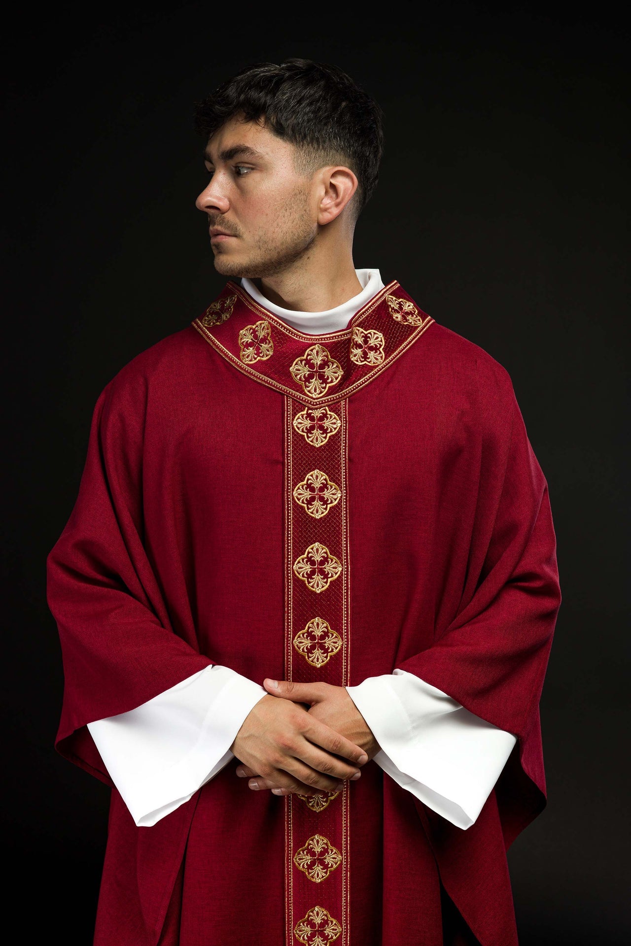 Ornat w kolorze czerwonym z haftowanym pasem i kołnierzem w krzyże - ORNATY.PL