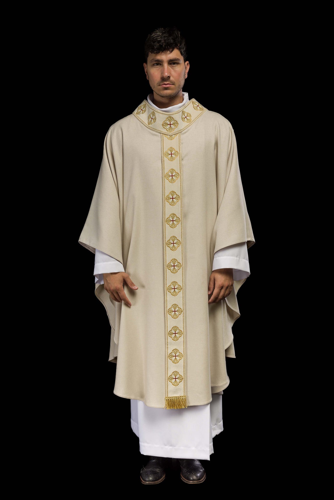Ornat w kolorze ecru z haftowanym pasem i kołnierzem w krzyże - ORNATY.PL