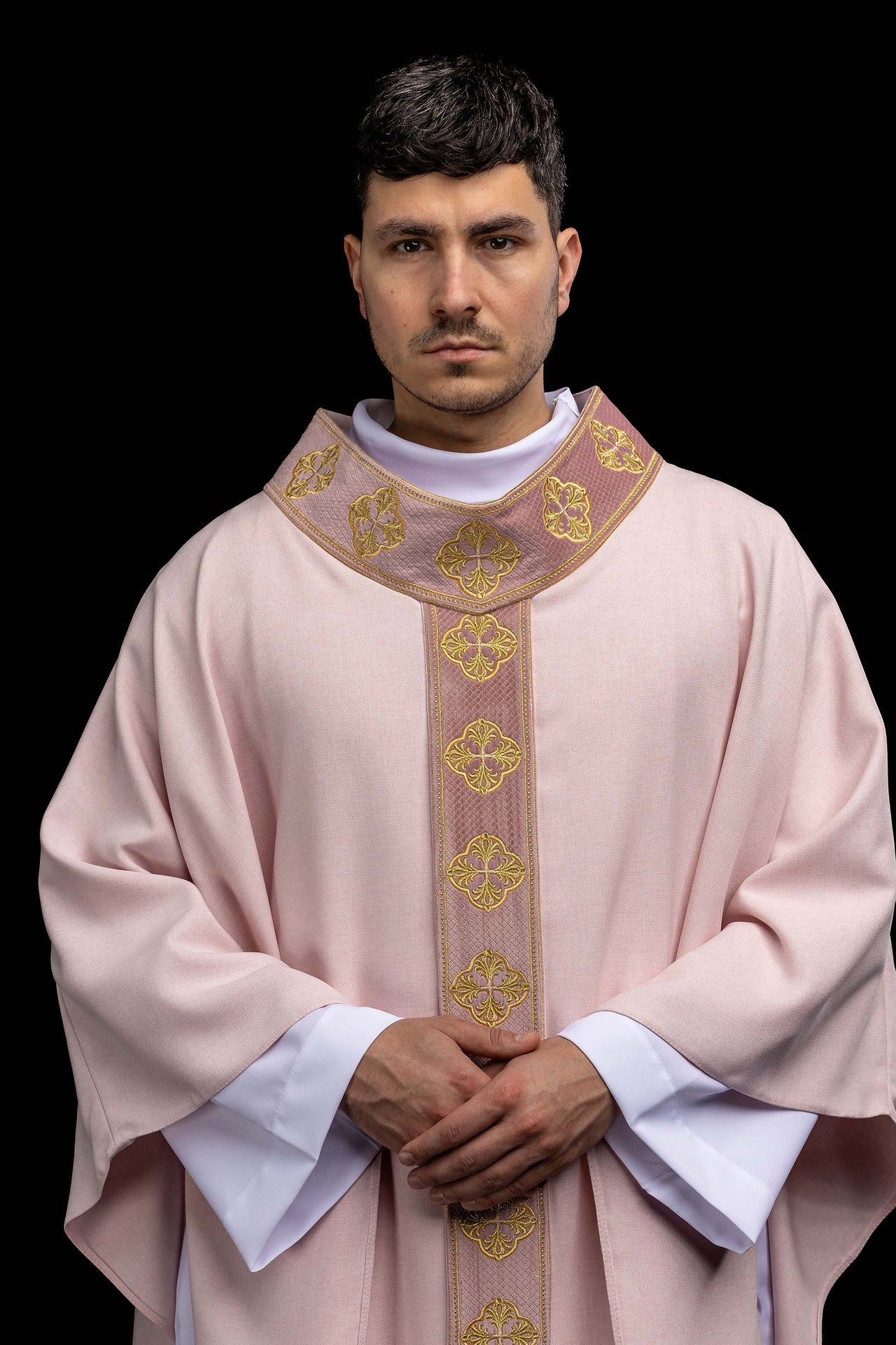 Ornat w kolorze różowy z haftowanym pasem i kołnierzem w krzyże - ORNATY.PL