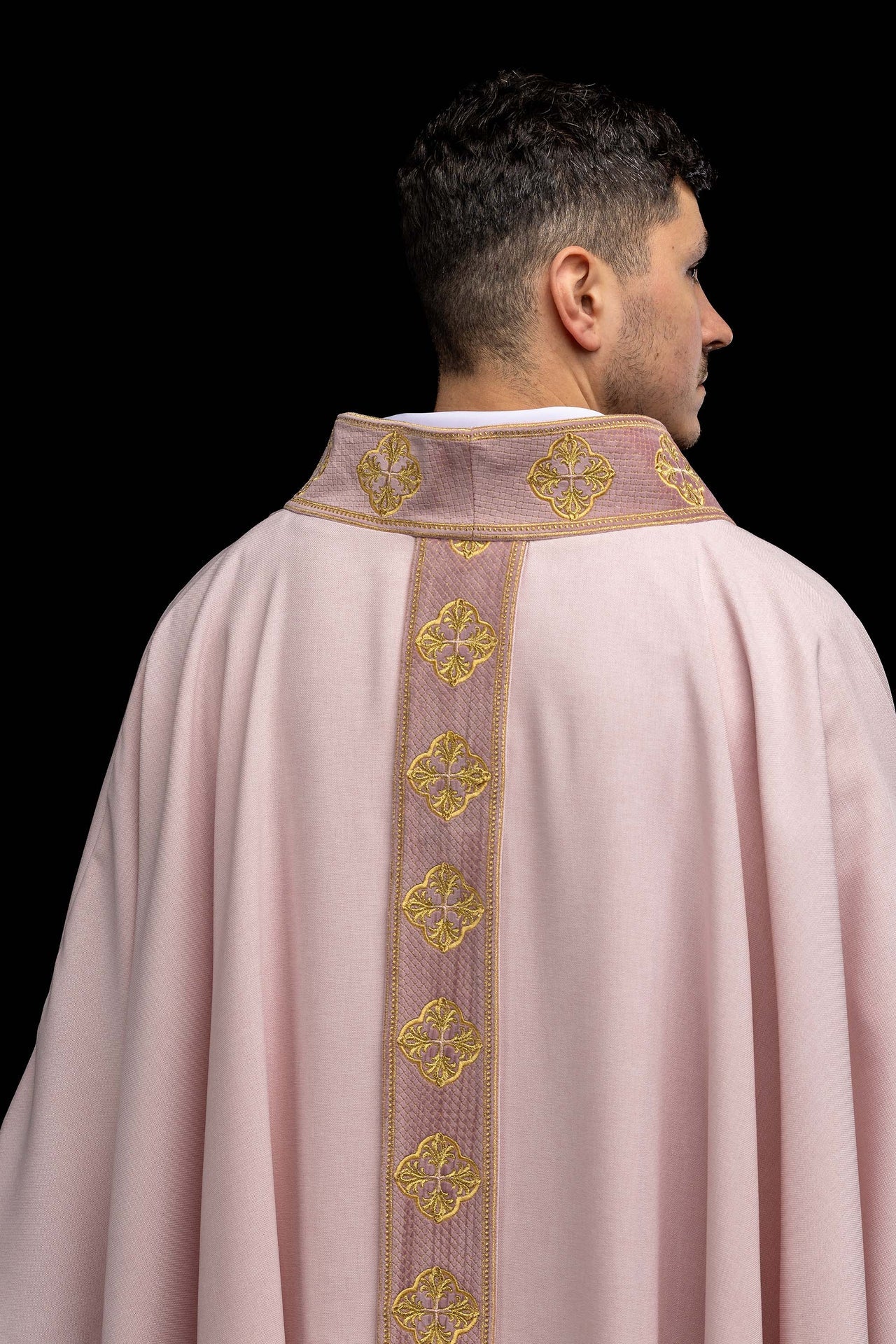 Ornat w kolorze różowy z haftowanym pasem i kołnierzem w krzyże - ORNATY.PL