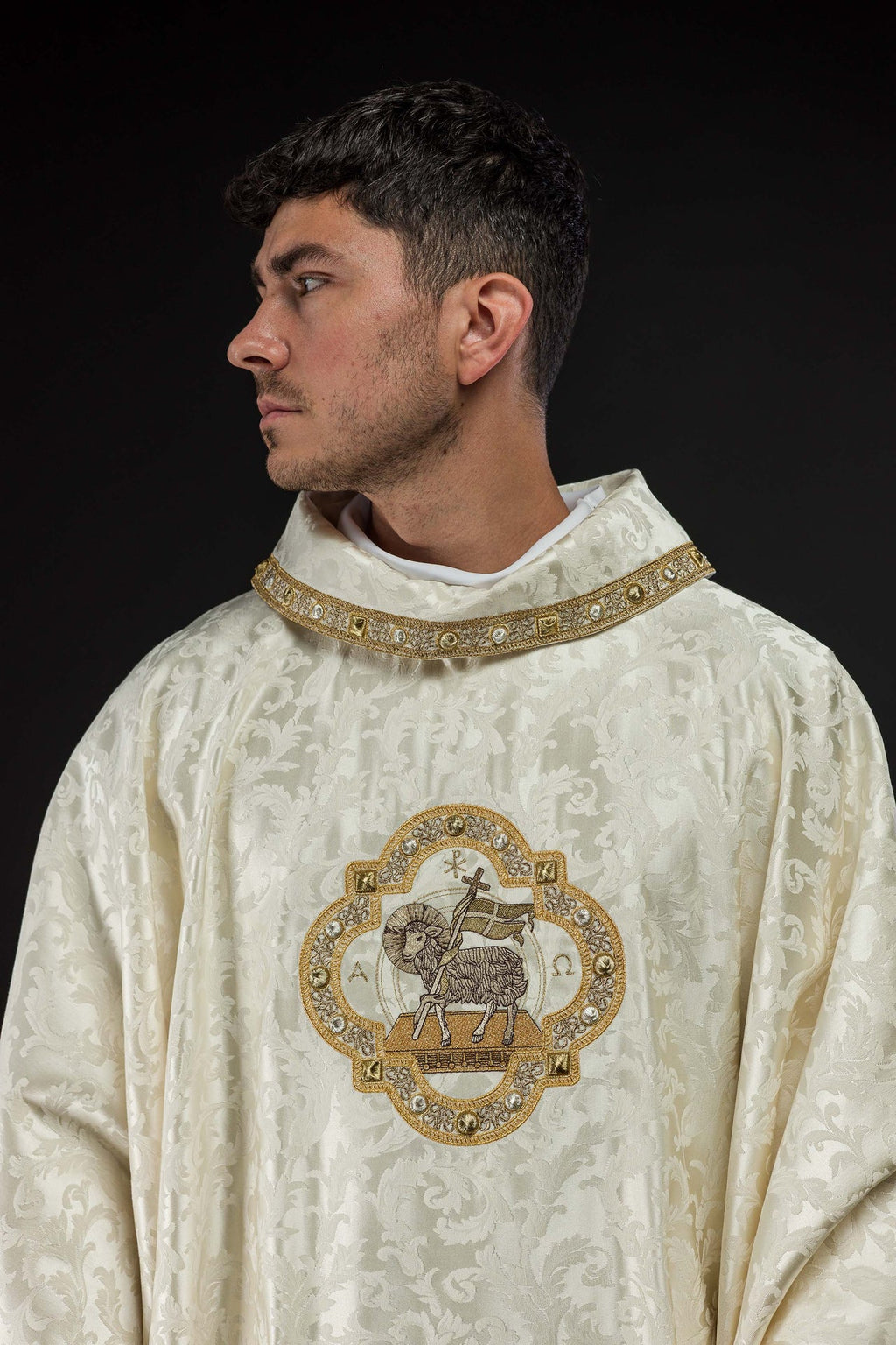 Ornat z barankiem wielkanocnym uszyty na ozdobnej tkaninie - ORNATY.PL