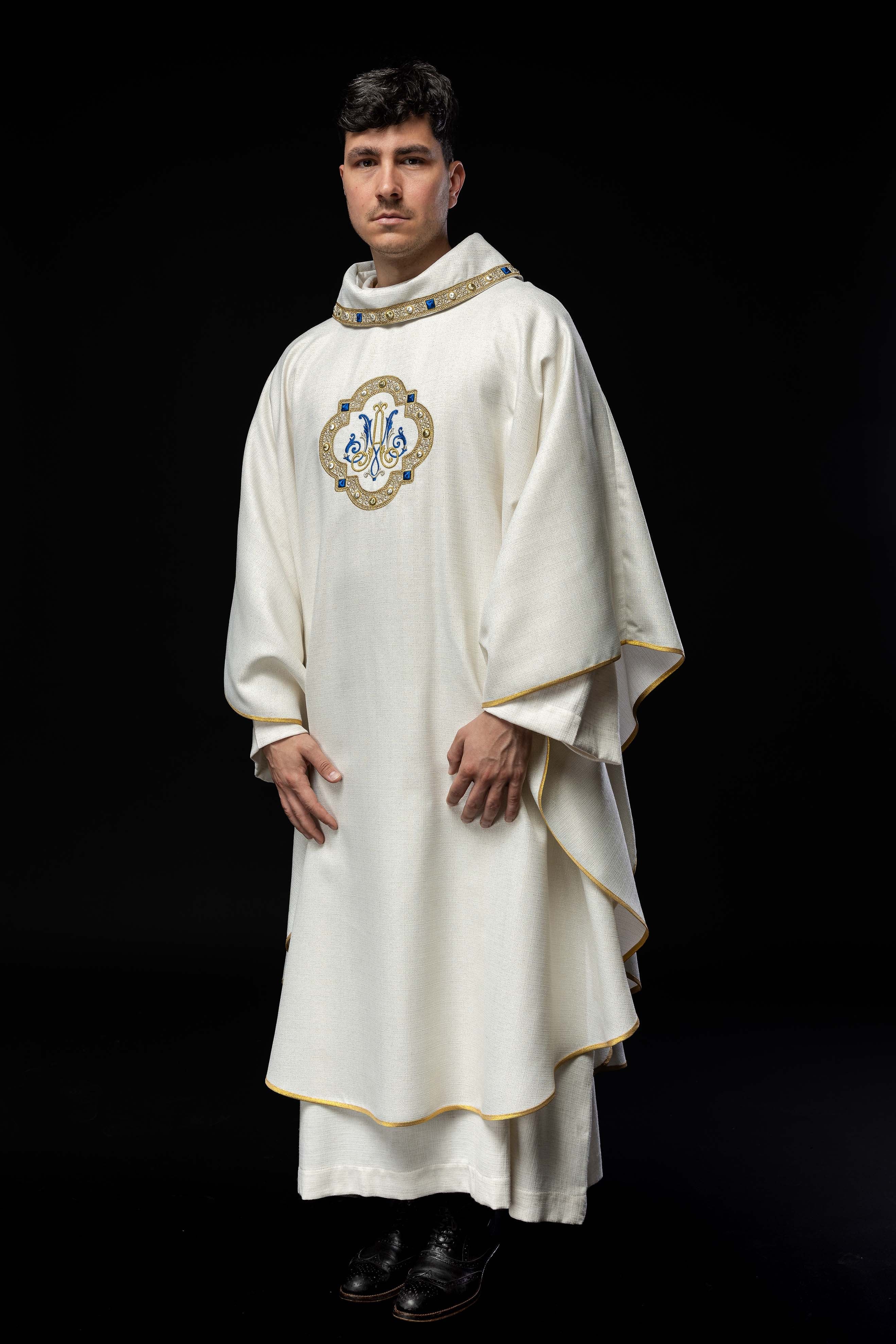 Liturgical Chasuble with Embroidered Marian Emblem – Honoring the Queen of Heaven