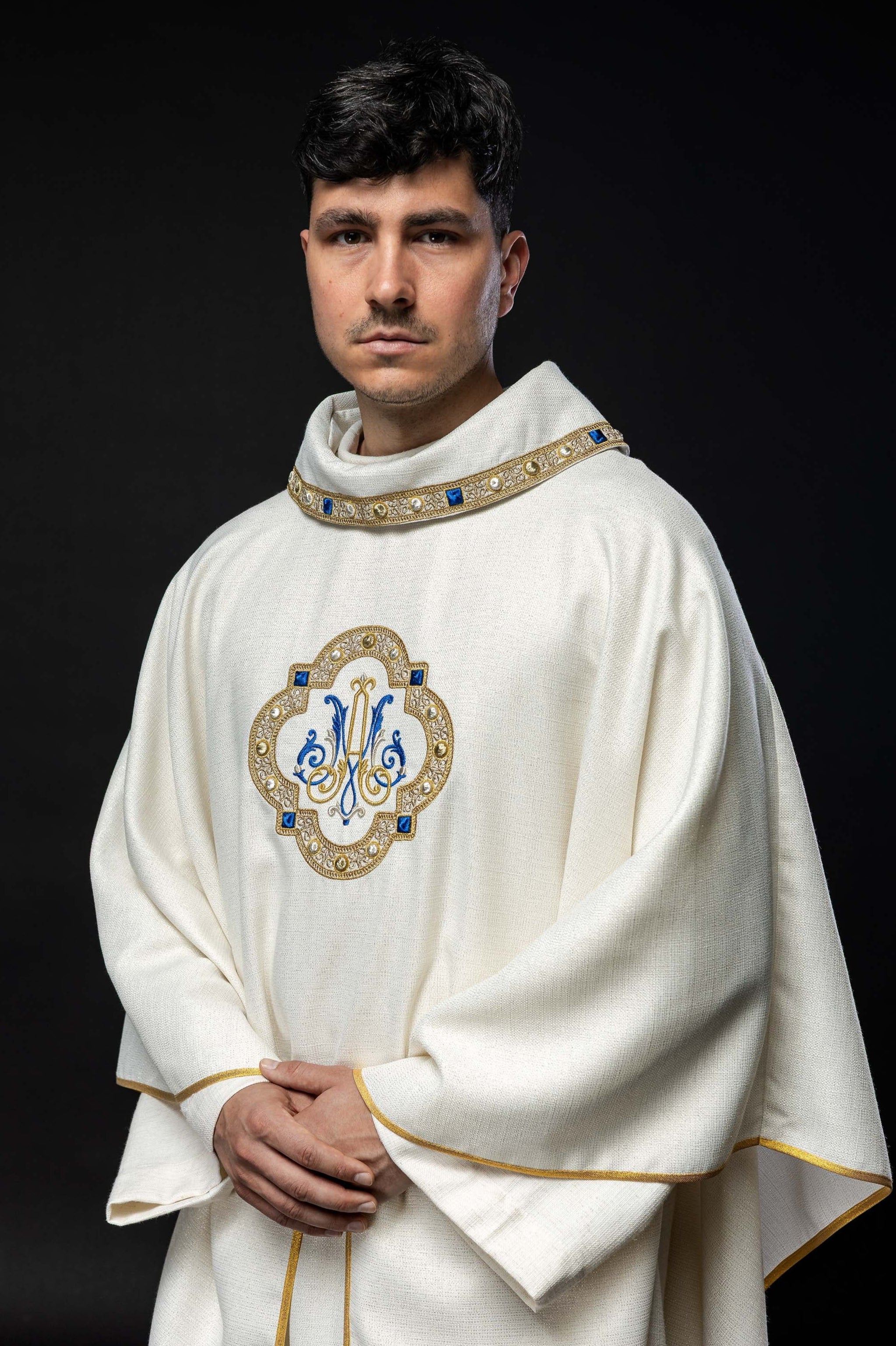 Liturgical Chasuble with Embroidered Marian Emblem – Honoring the Queen of Heaven