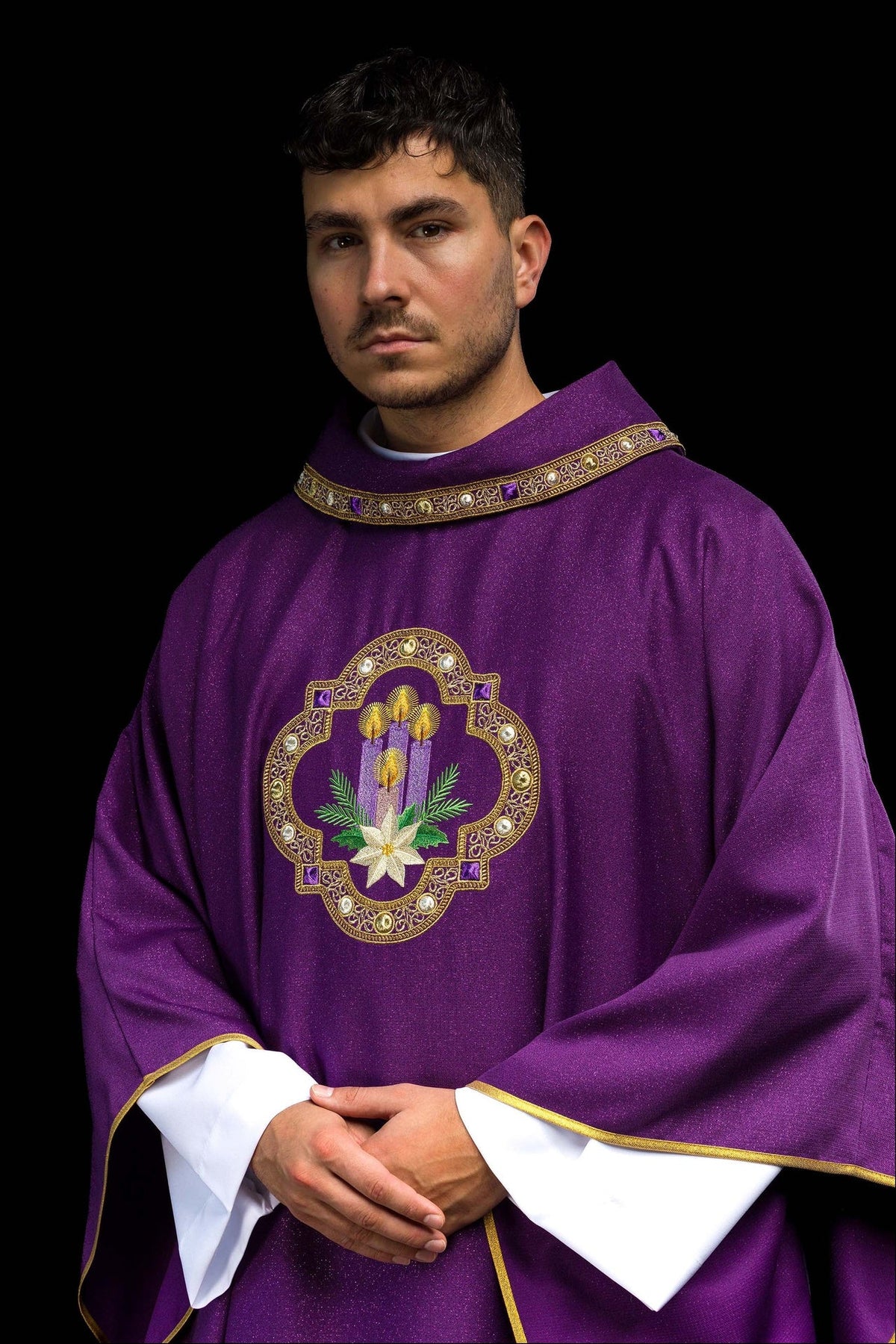 Ornat haftowany na adwent uszyty na błyszczącej tkaninie