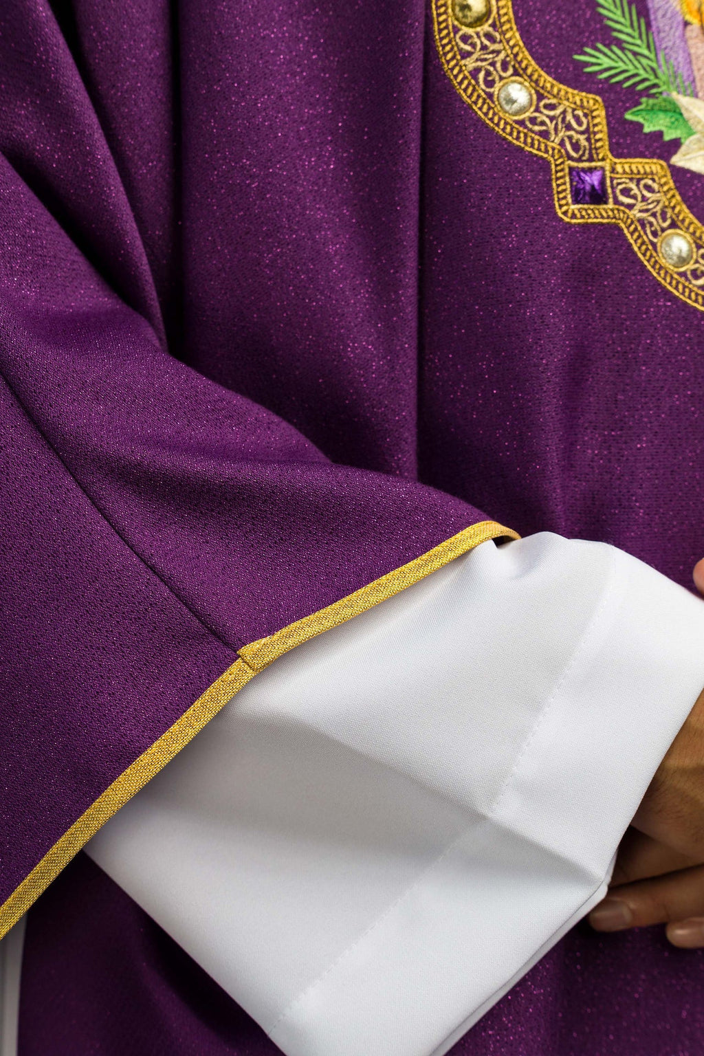 Ornat haftowany na adwent uszyty na błyszczącej tkaninie