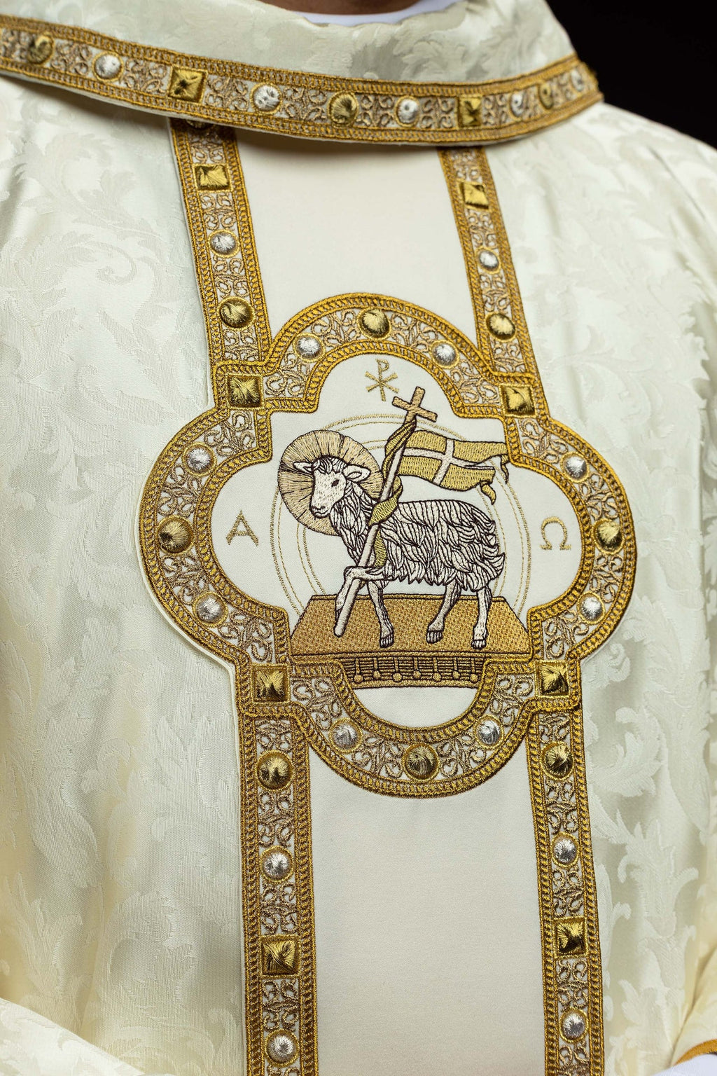 Ornat z pasem i haftem baranka wielkanocnego na tkaninie żakardowej