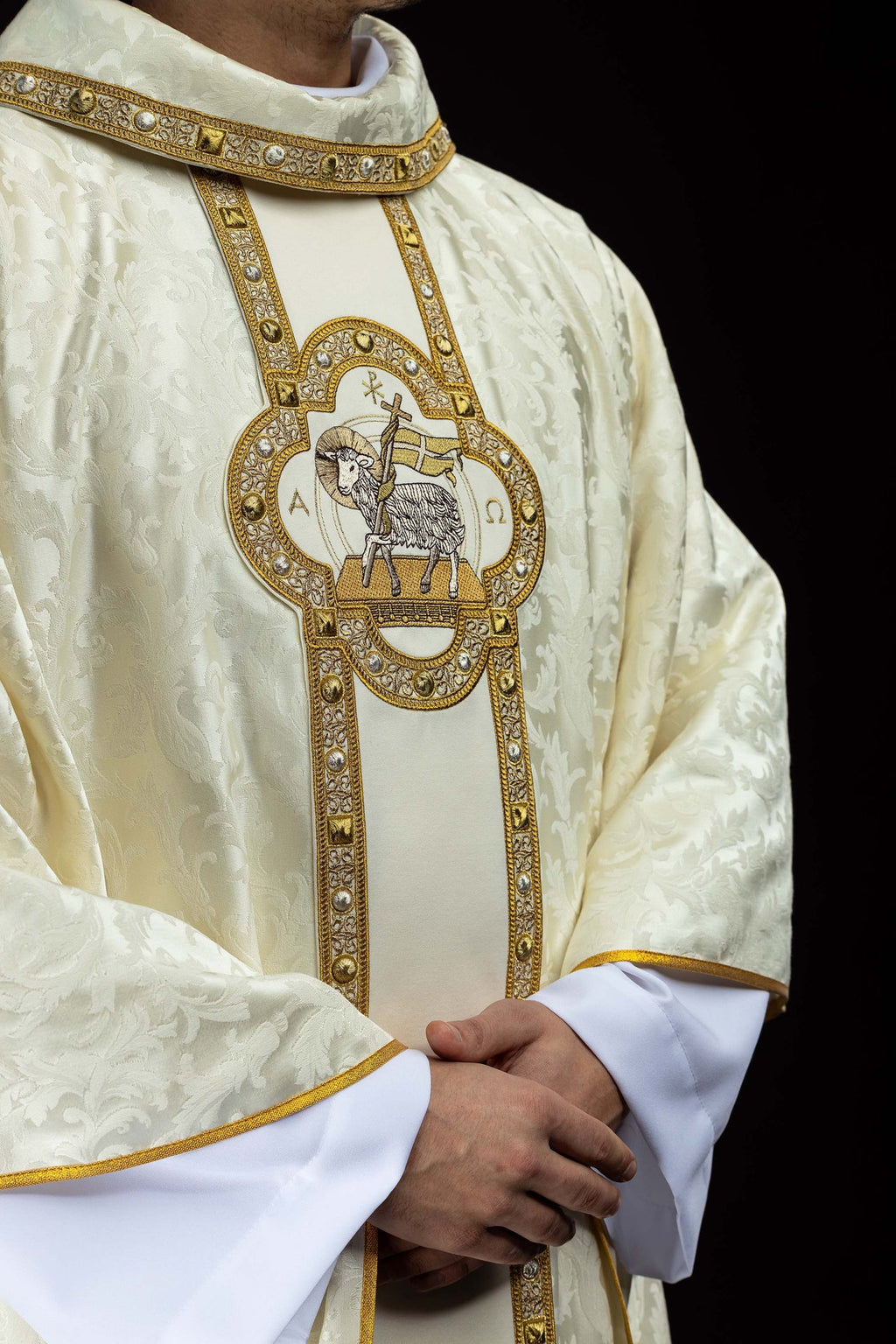 Ornat z pasem i haftem baranka wielkanocnego na tkaninie żakardowej