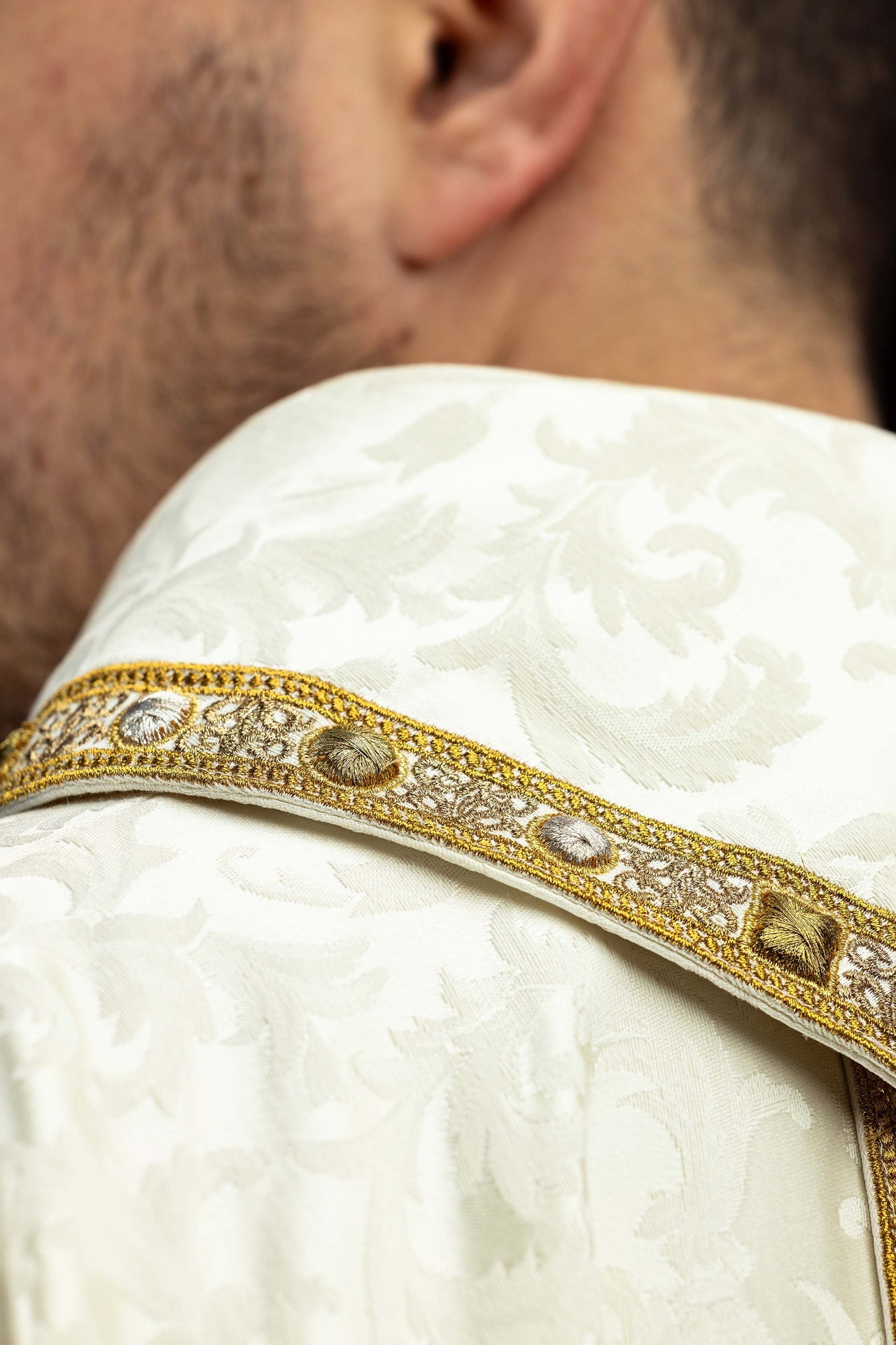 Ornat z pasem i haftem baranka wielkanocnego na tkaninie żakardowej